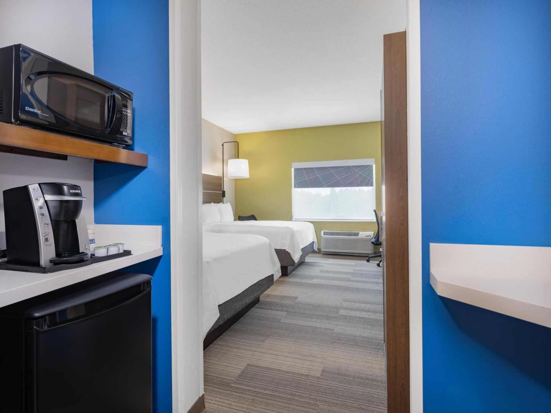 Holiday Inn Express & Suites - Ruskin by IHG photo 43