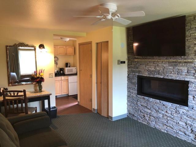 Pike's Waterfront Lodge photo 22