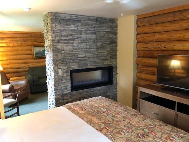 Pike's Waterfront Lodge photo 21