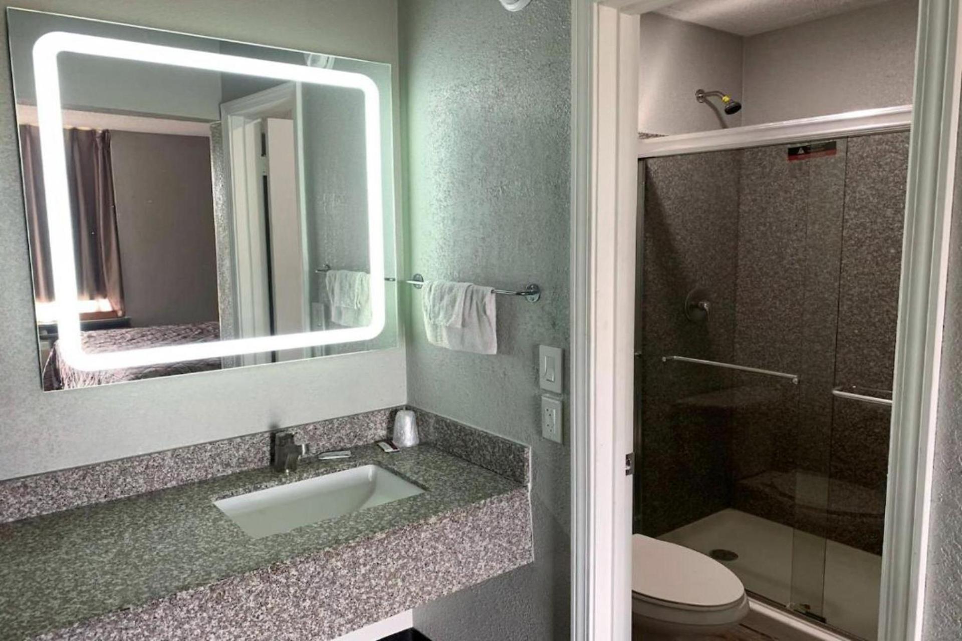 Hotel Comfort Stay by OYO Texarkana East, AR I-30 photo 58