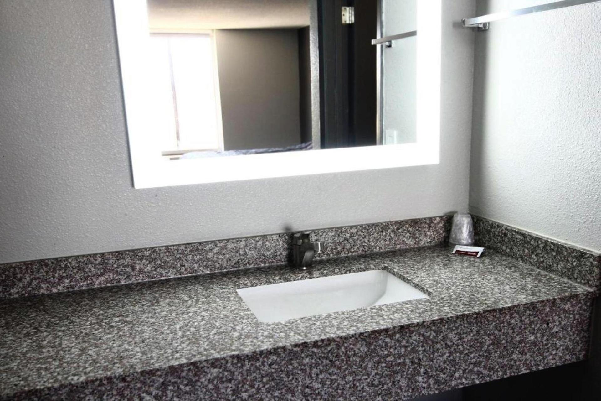 Hotel Comfort Stay by OYO Texarkana East, AR I-30 photo 56