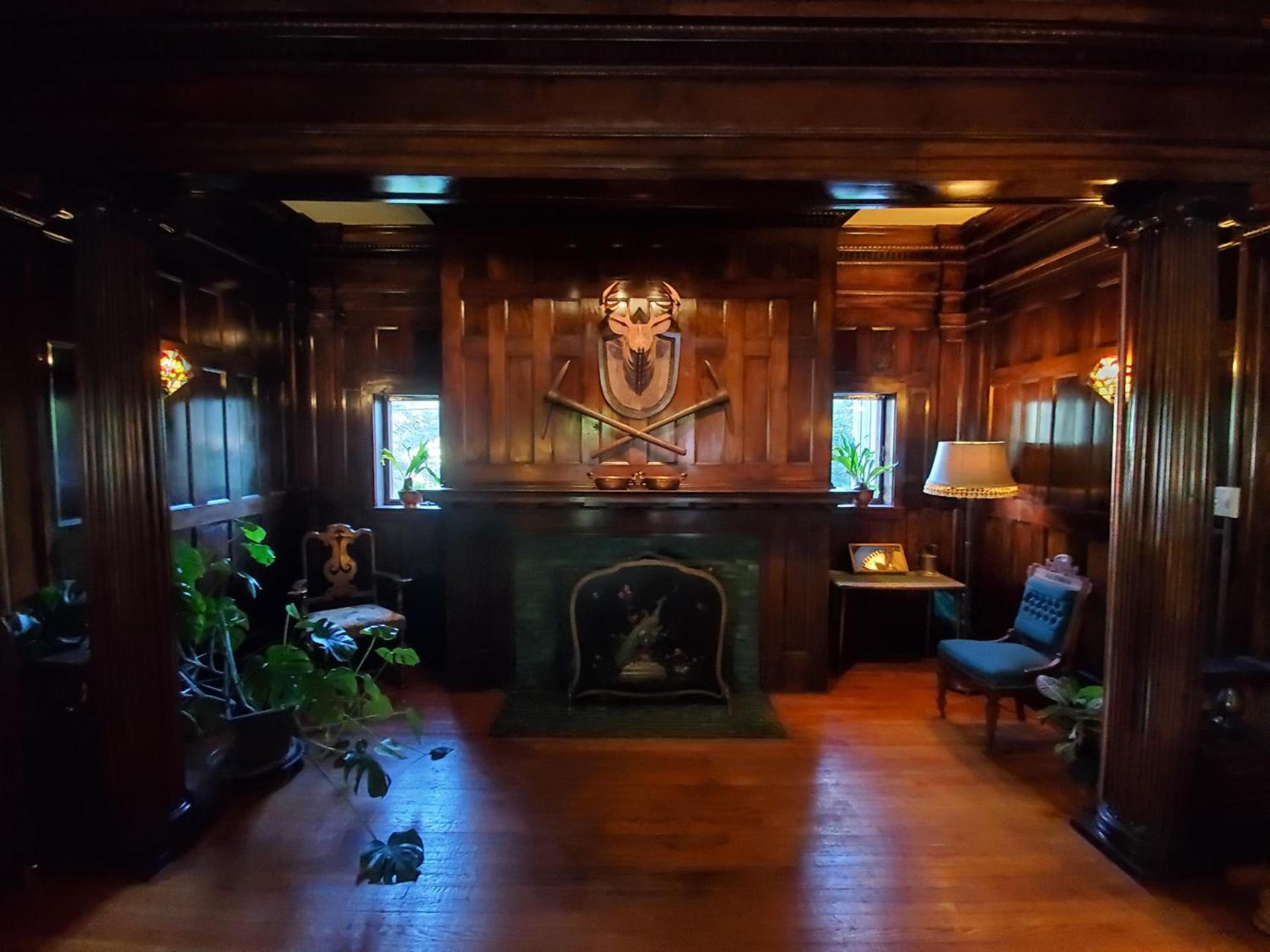 Daniell Manor photo 2