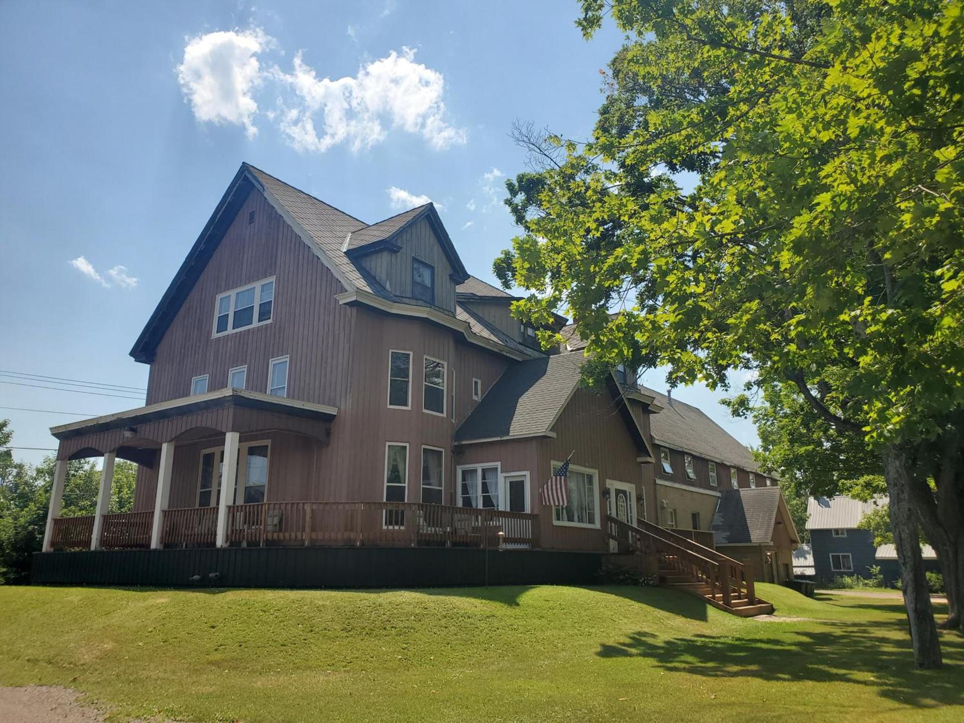 Daniell Manor photo 1