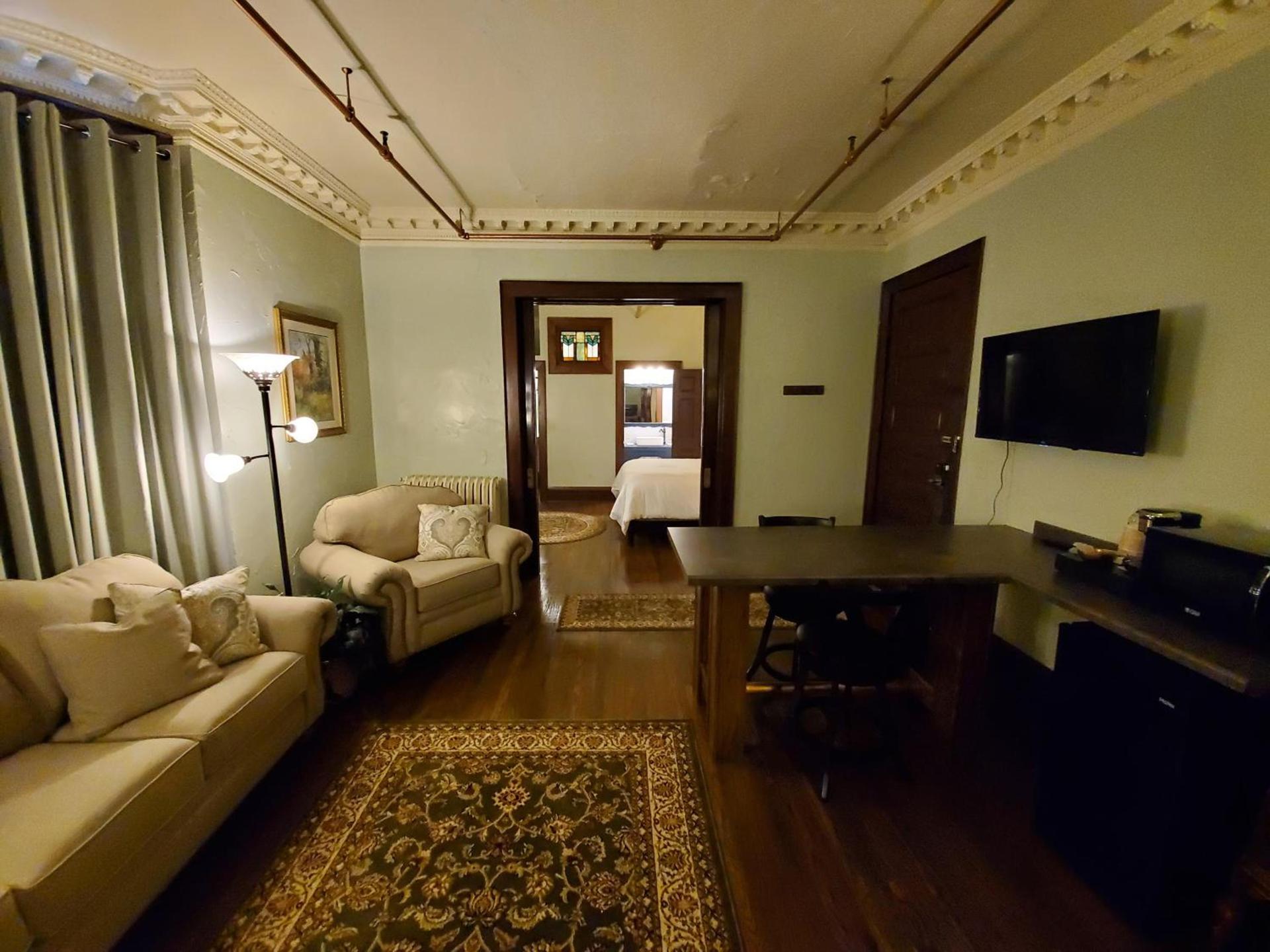 Daniell Manor photo 6