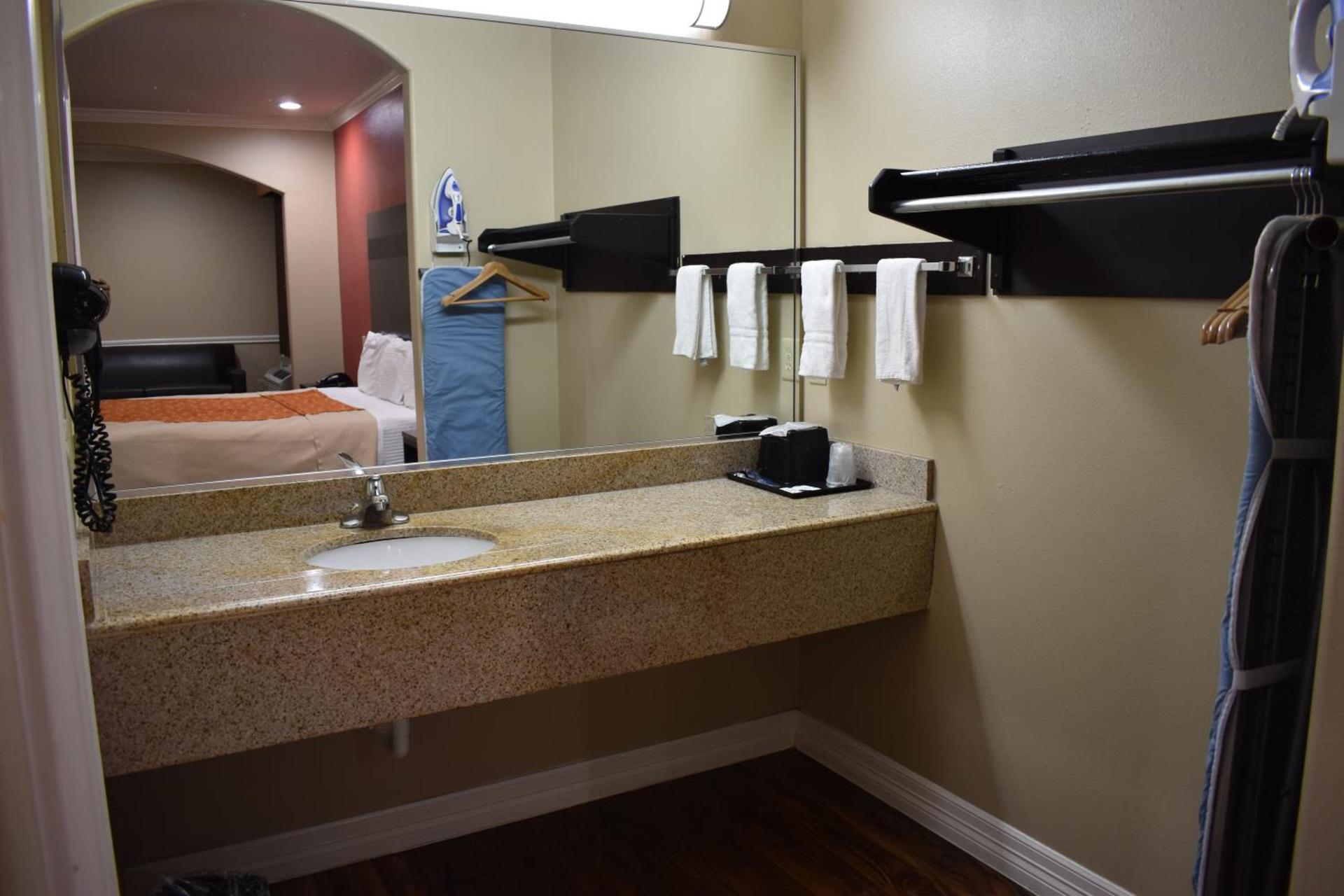 Platinum Inn Katy photo 24
