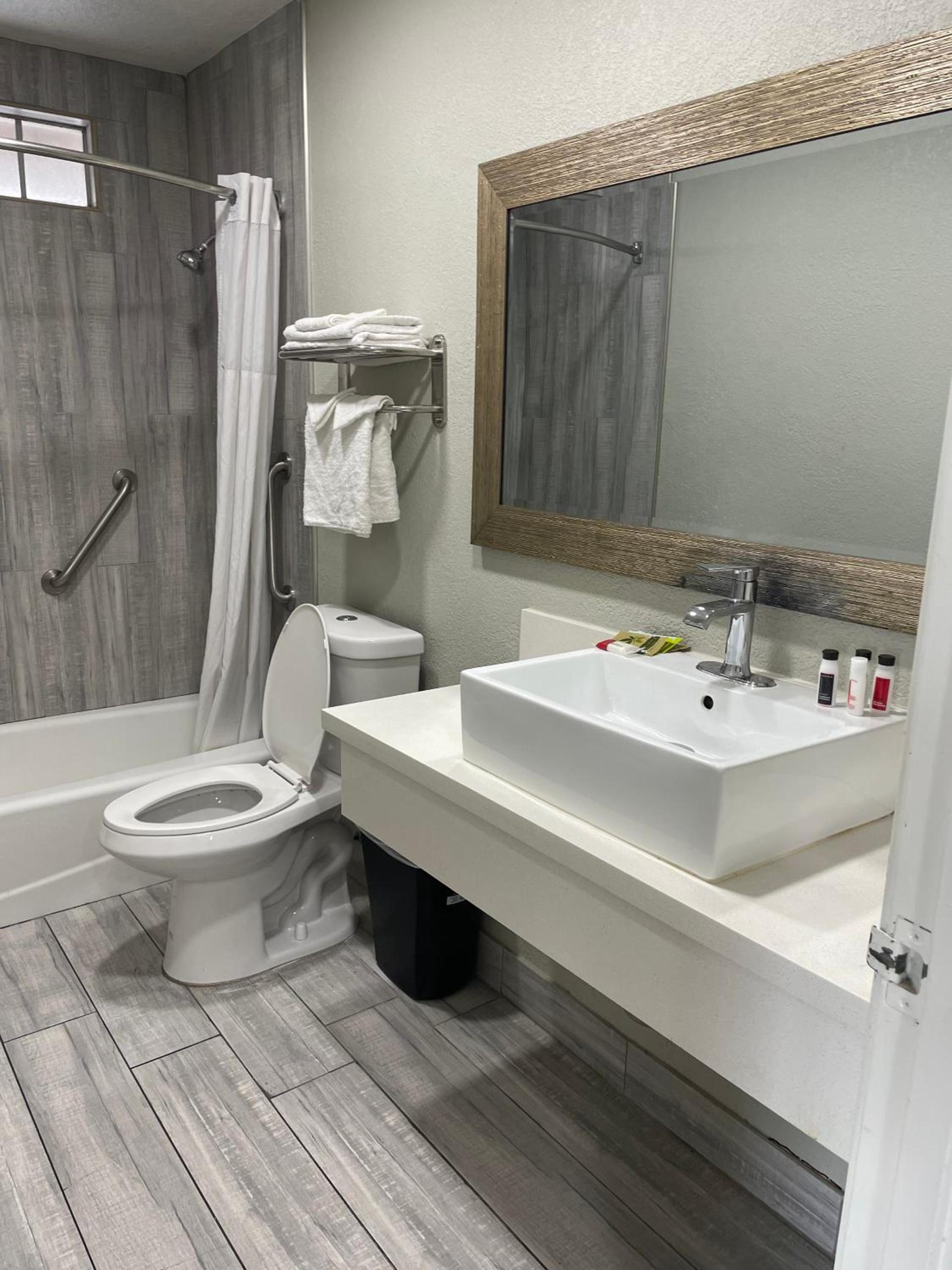 Cabana Inn & Suites photo 12