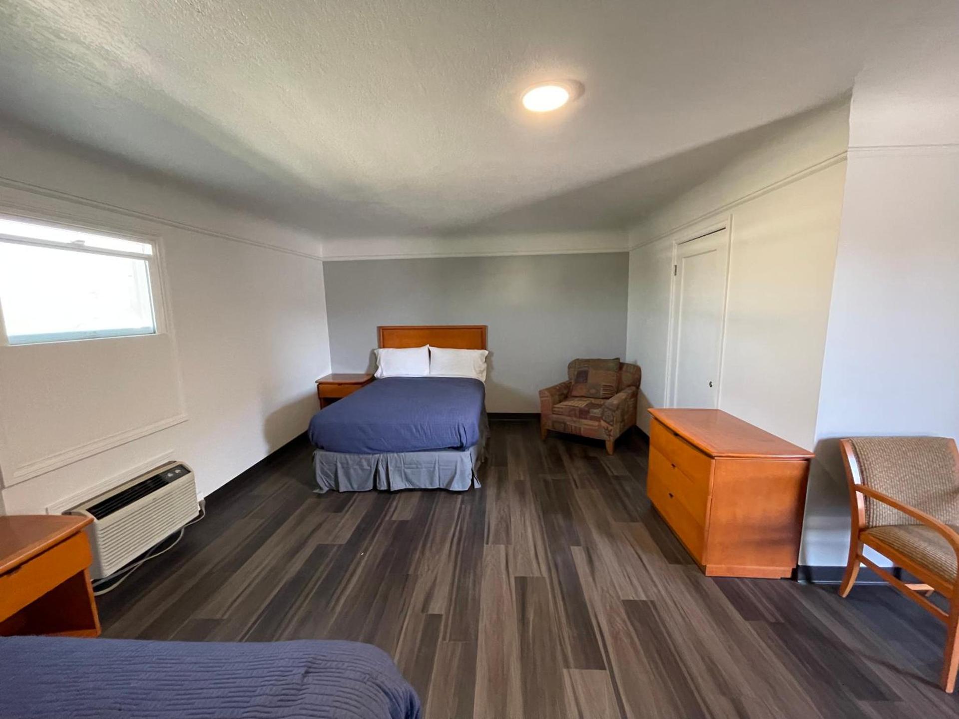 Holiday Motel photo 14
