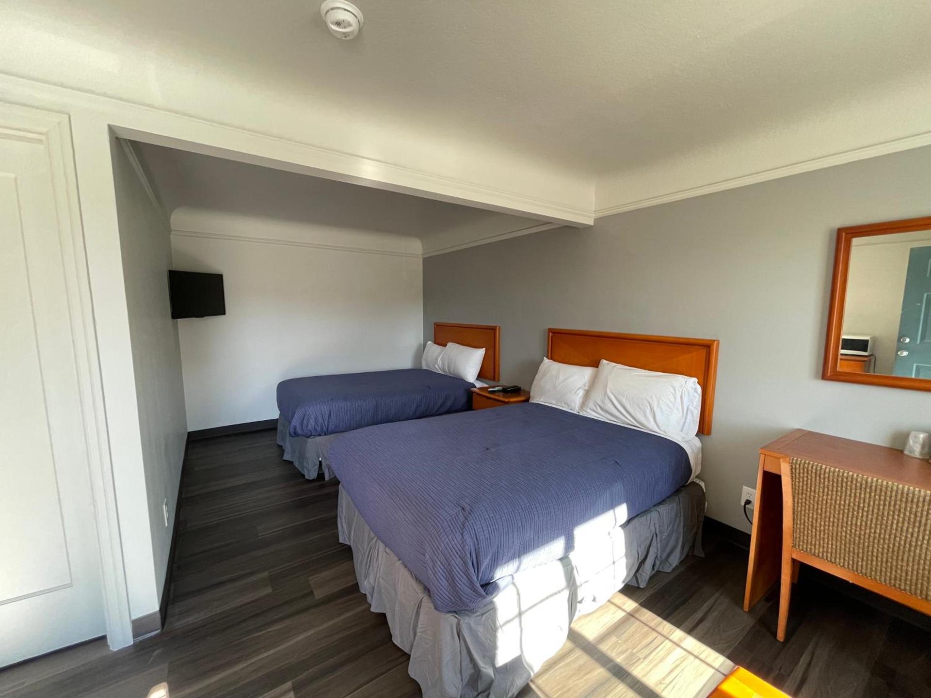 Holiday Motel photo 16