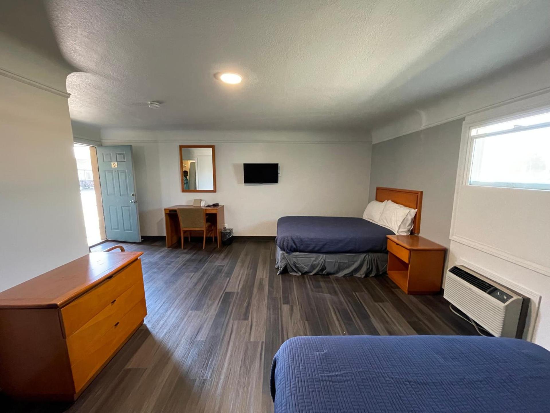 Holiday Motel photo 18