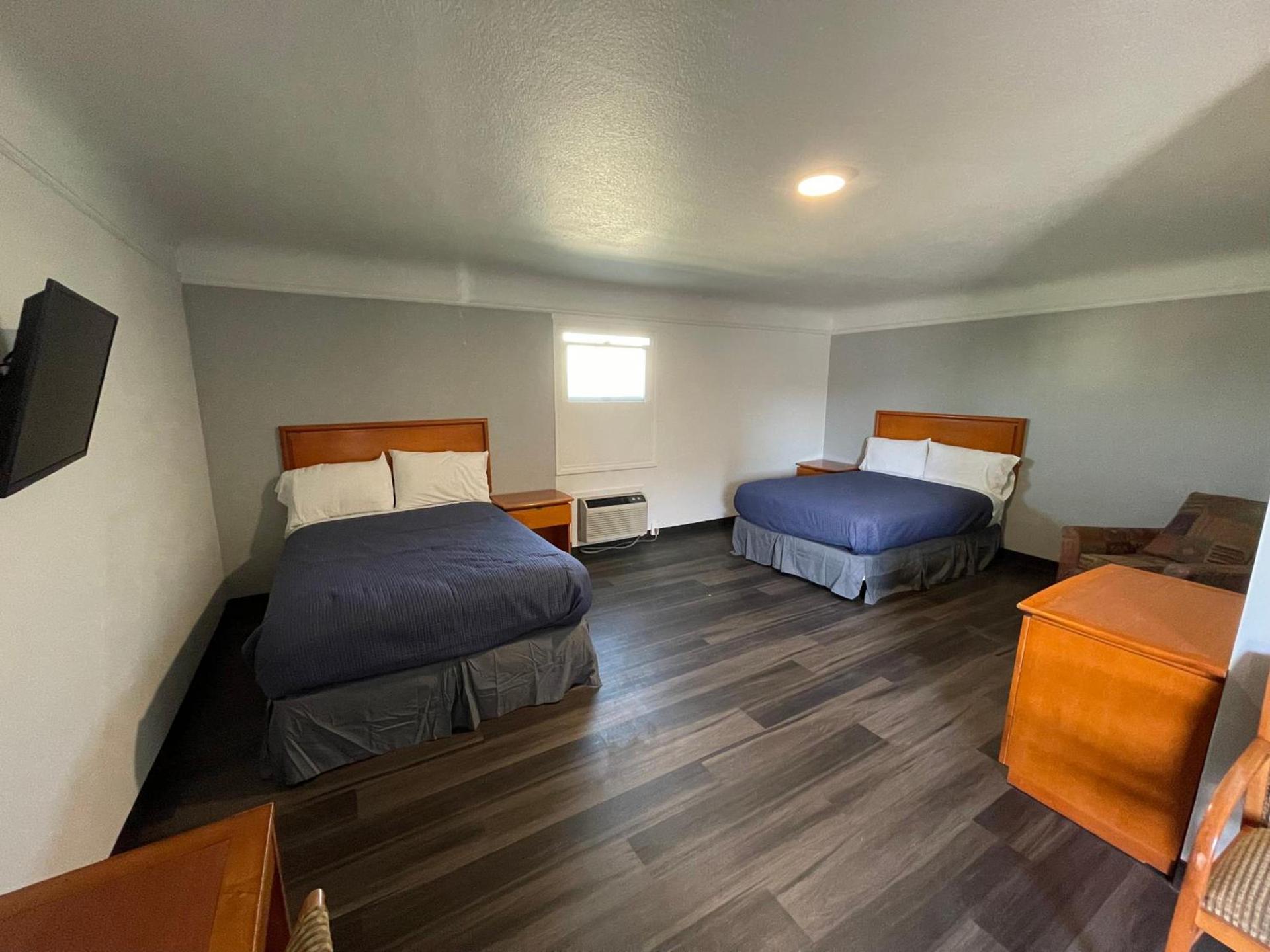 Holiday Motel photo 19