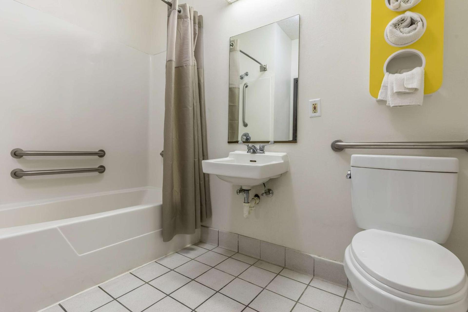 Motel 6-Indianapolis, IN - Southport photo 24
