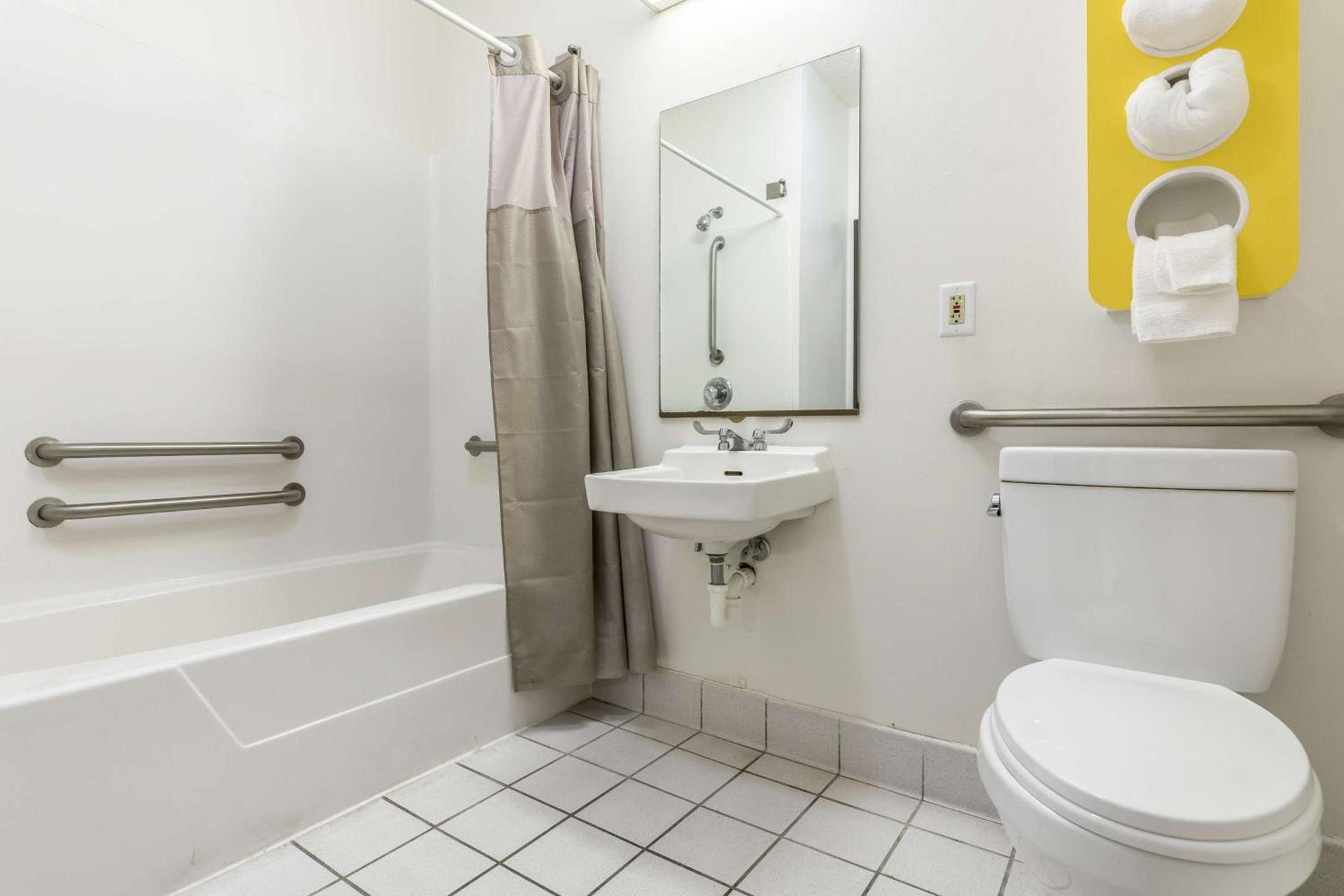 Motel 6-Indianapolis, IN - Southport photo 25