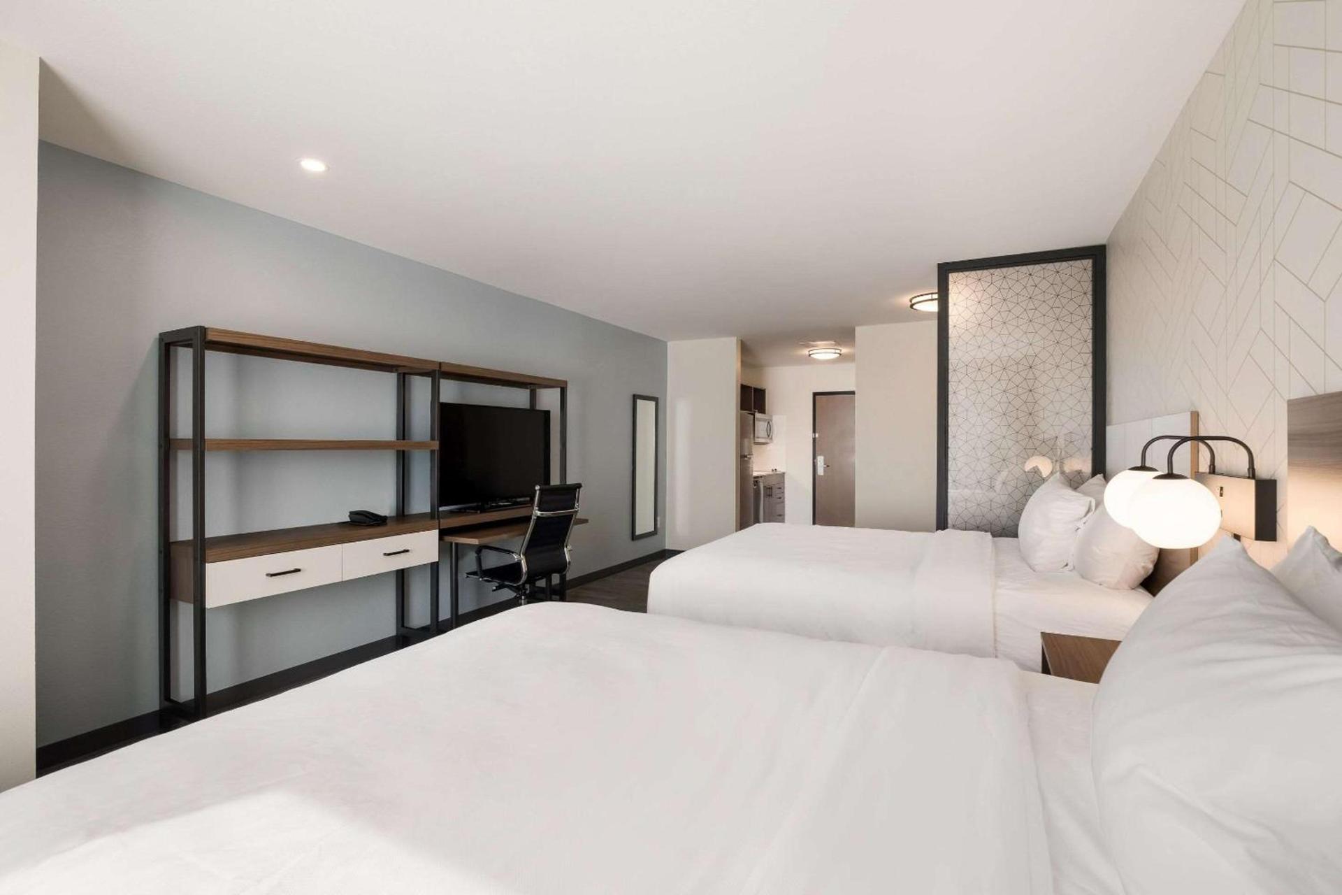 Everhome Suites Corona photo 11