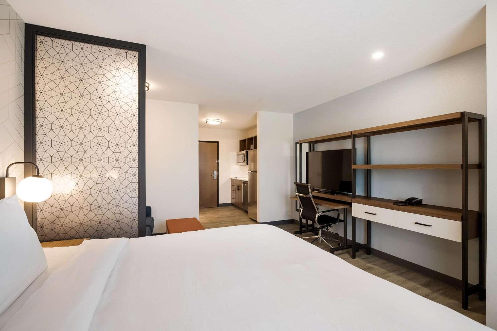 Everhome Suites Corona photo 15