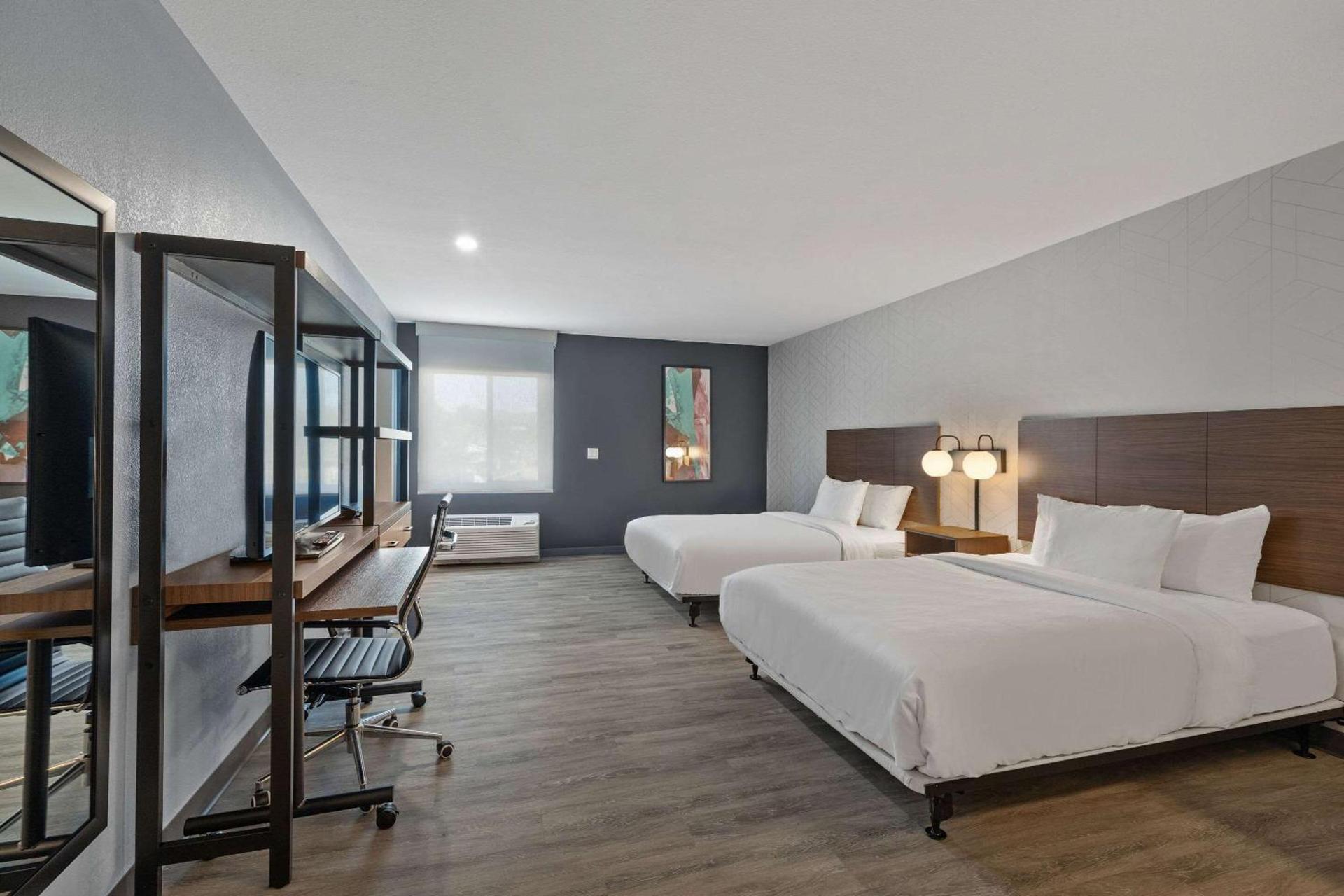 Everhome Suites Corona photo 18