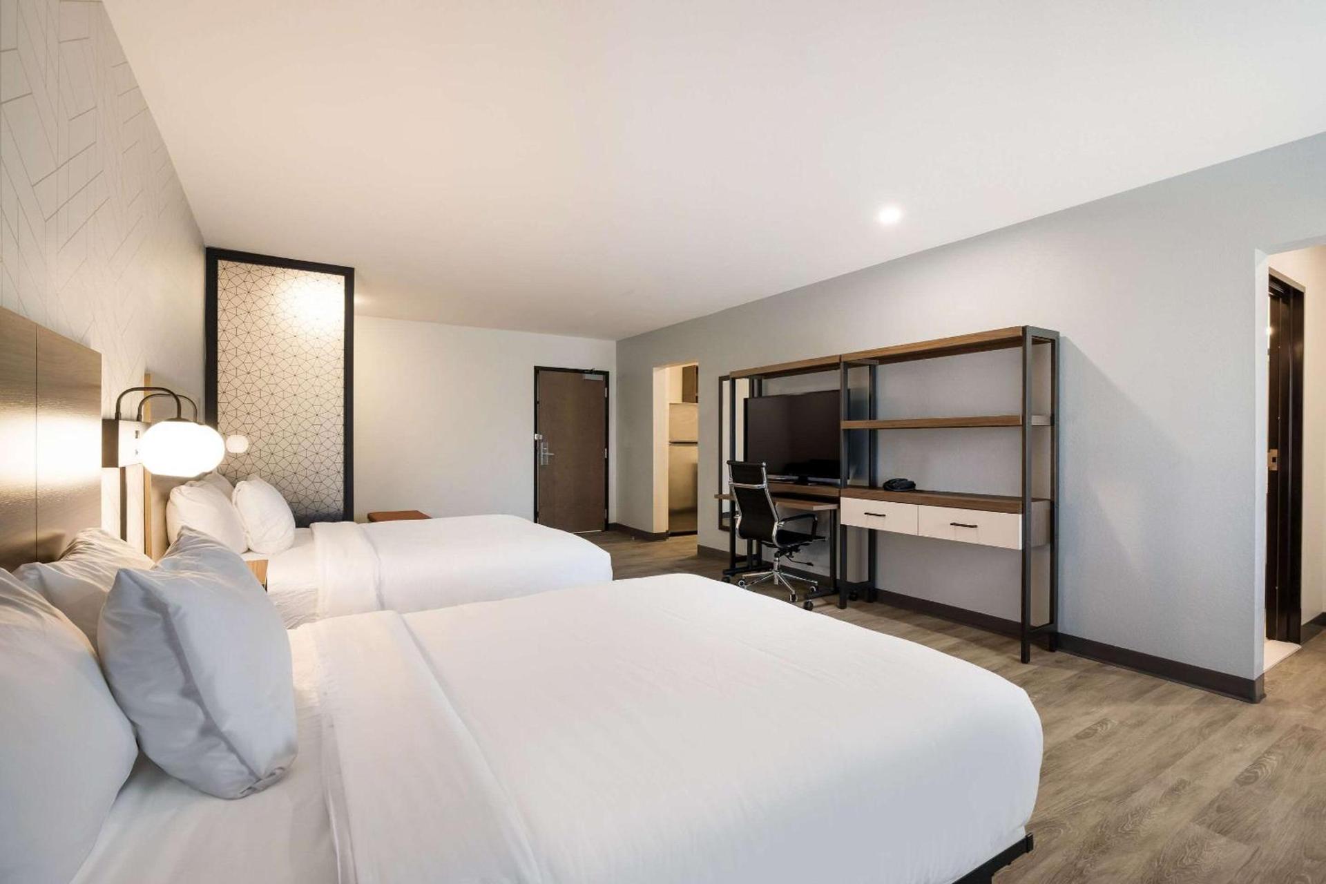 Everhome Suites Corona photo 20