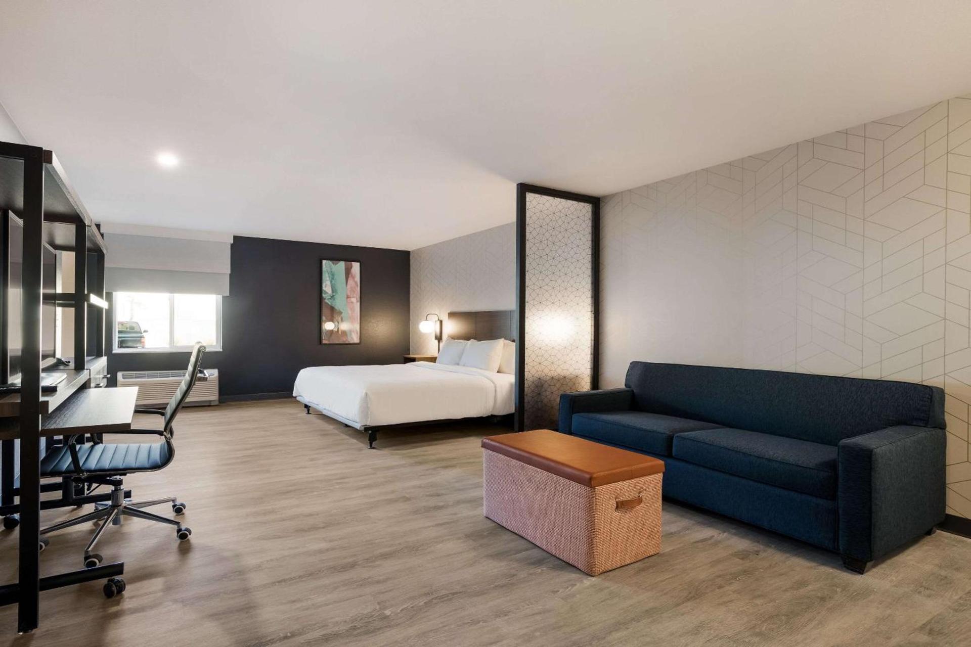 Everhome Suites Corona photo 23