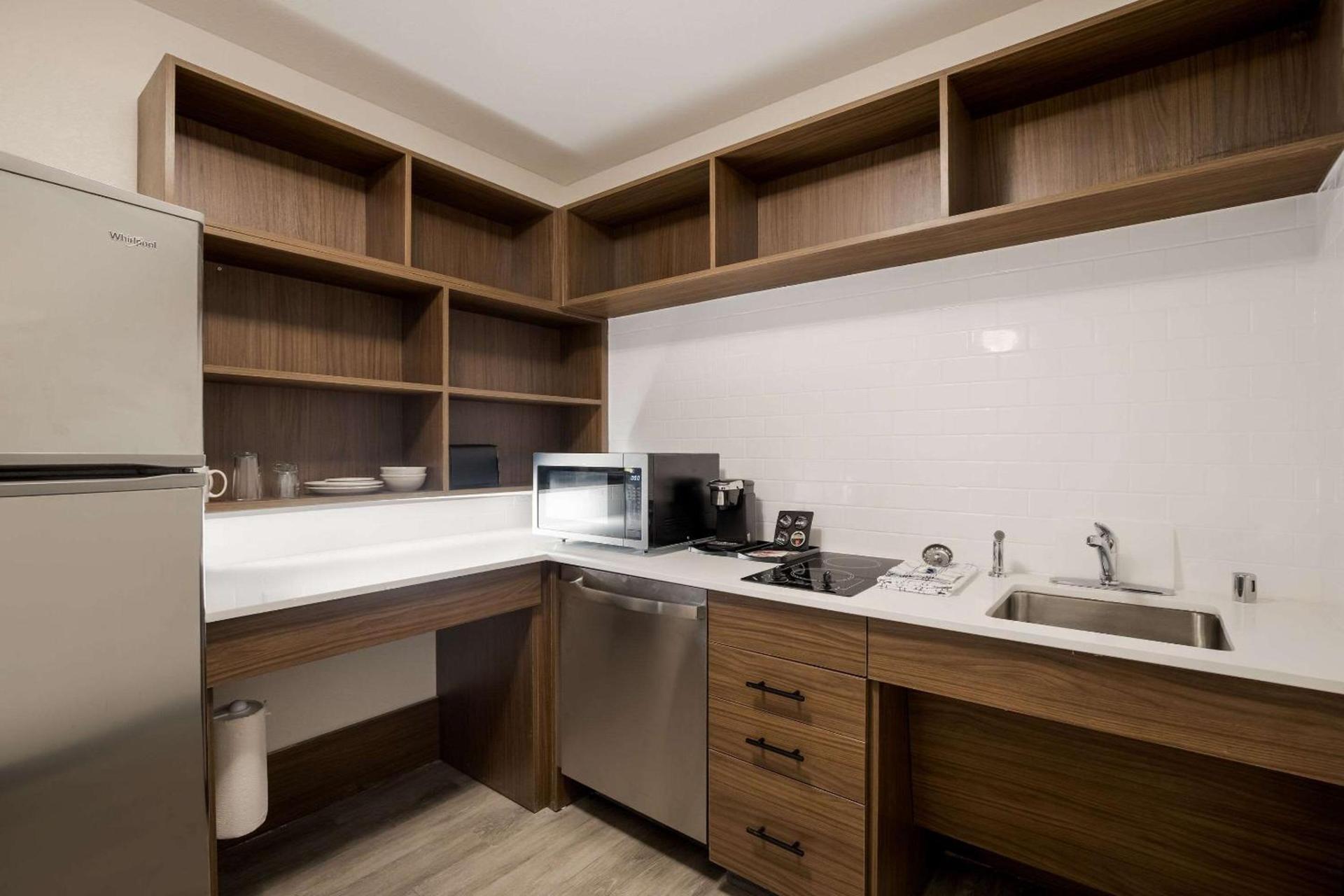 Everhome Suites Corona photo 25