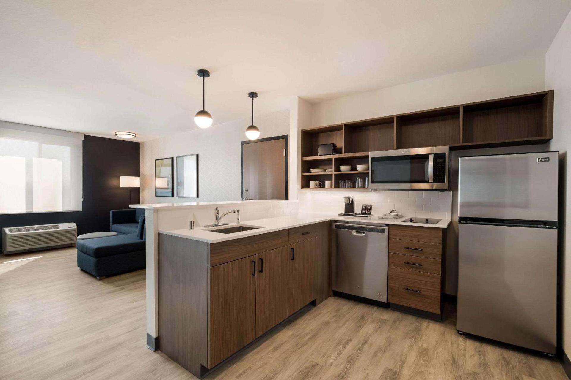 Everhome Suites Corona photo 26