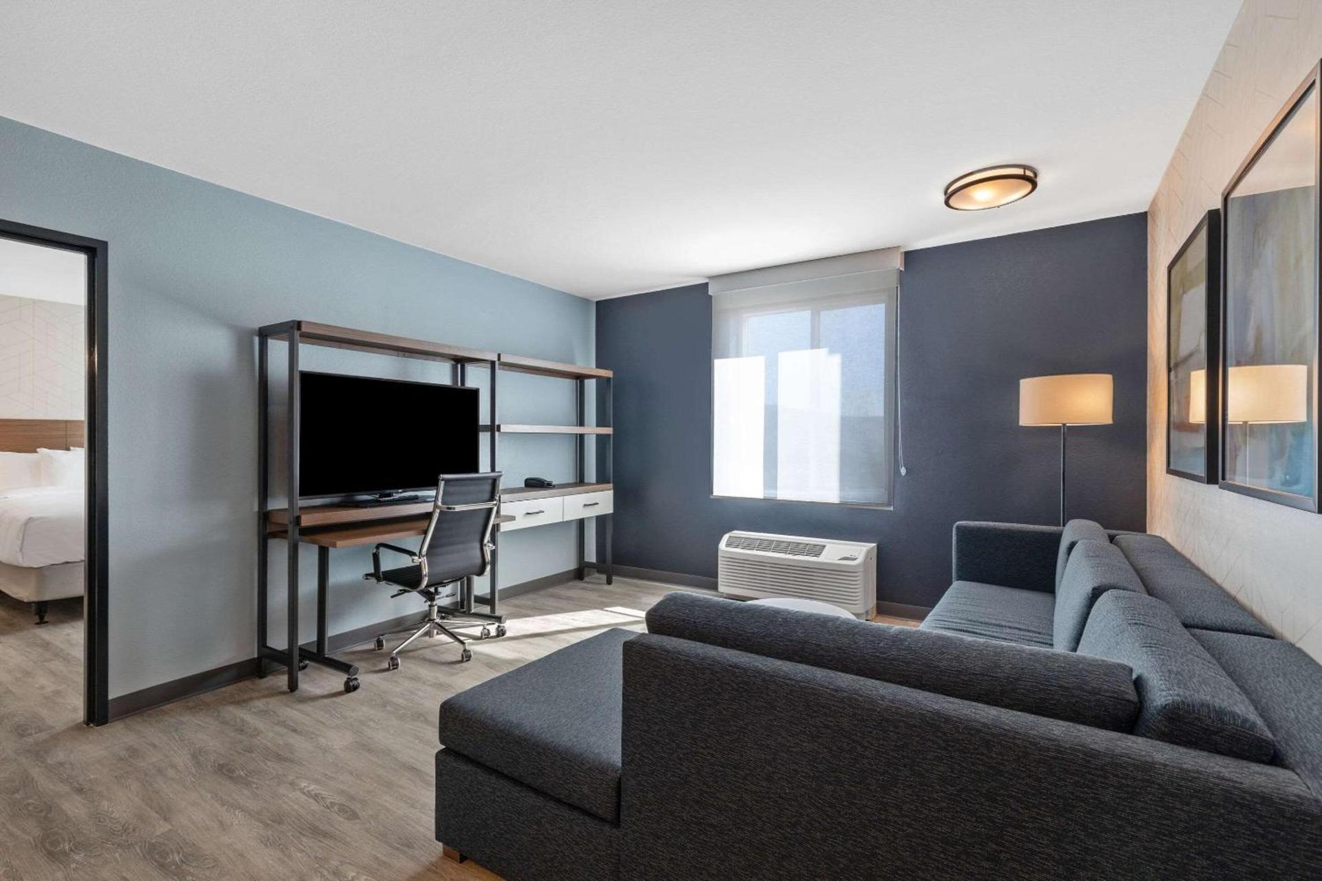 Everhome Suites Corona photo 27