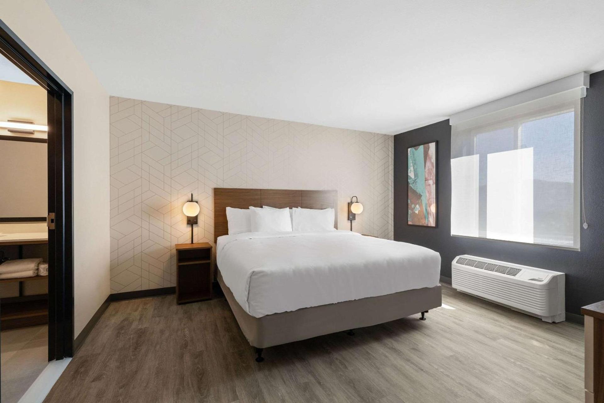Everhome Suites Corona photo 28