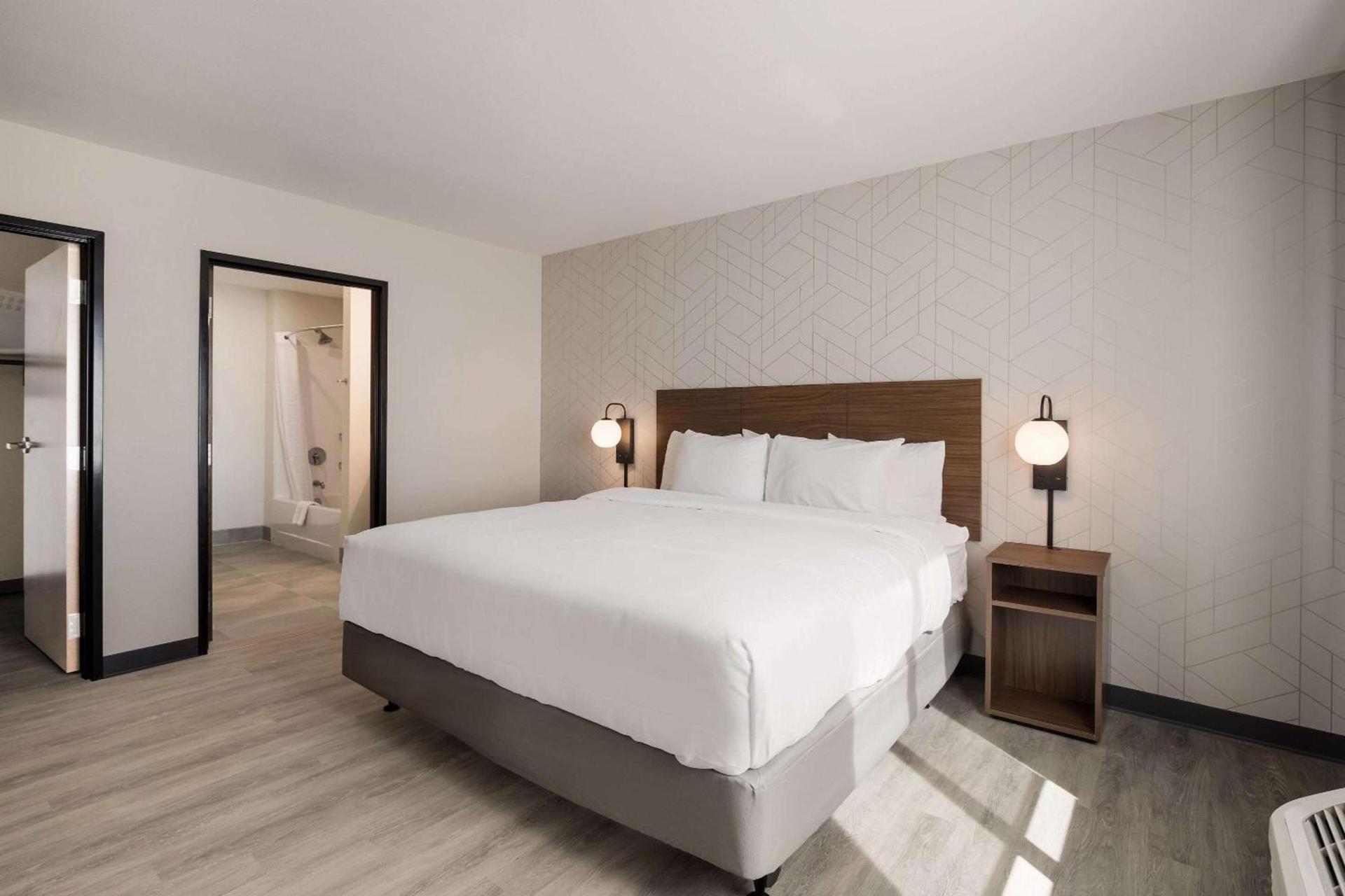 Everhome Suites Corona photo 30