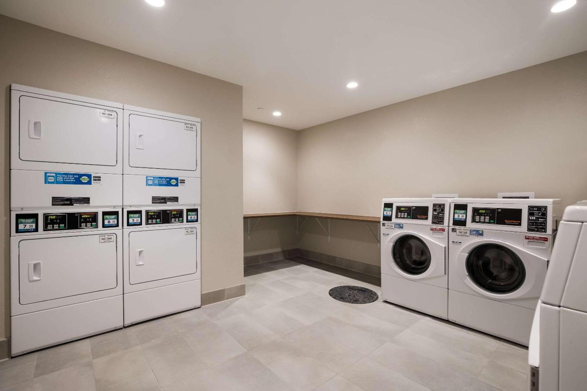 Everhome Suites Corona photo 35