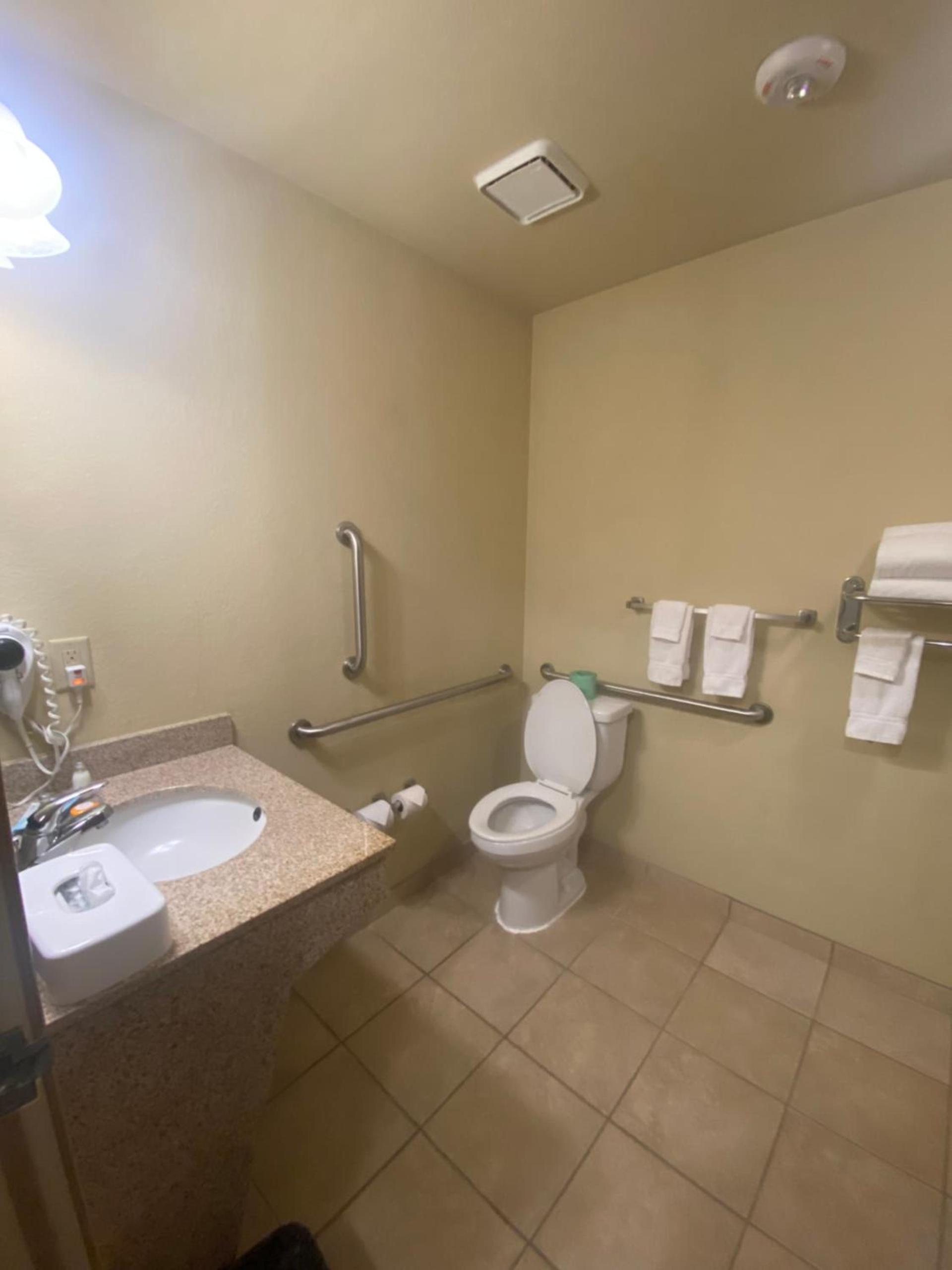 Cobblestone Hotel & Suites - Broken Bow photo 35