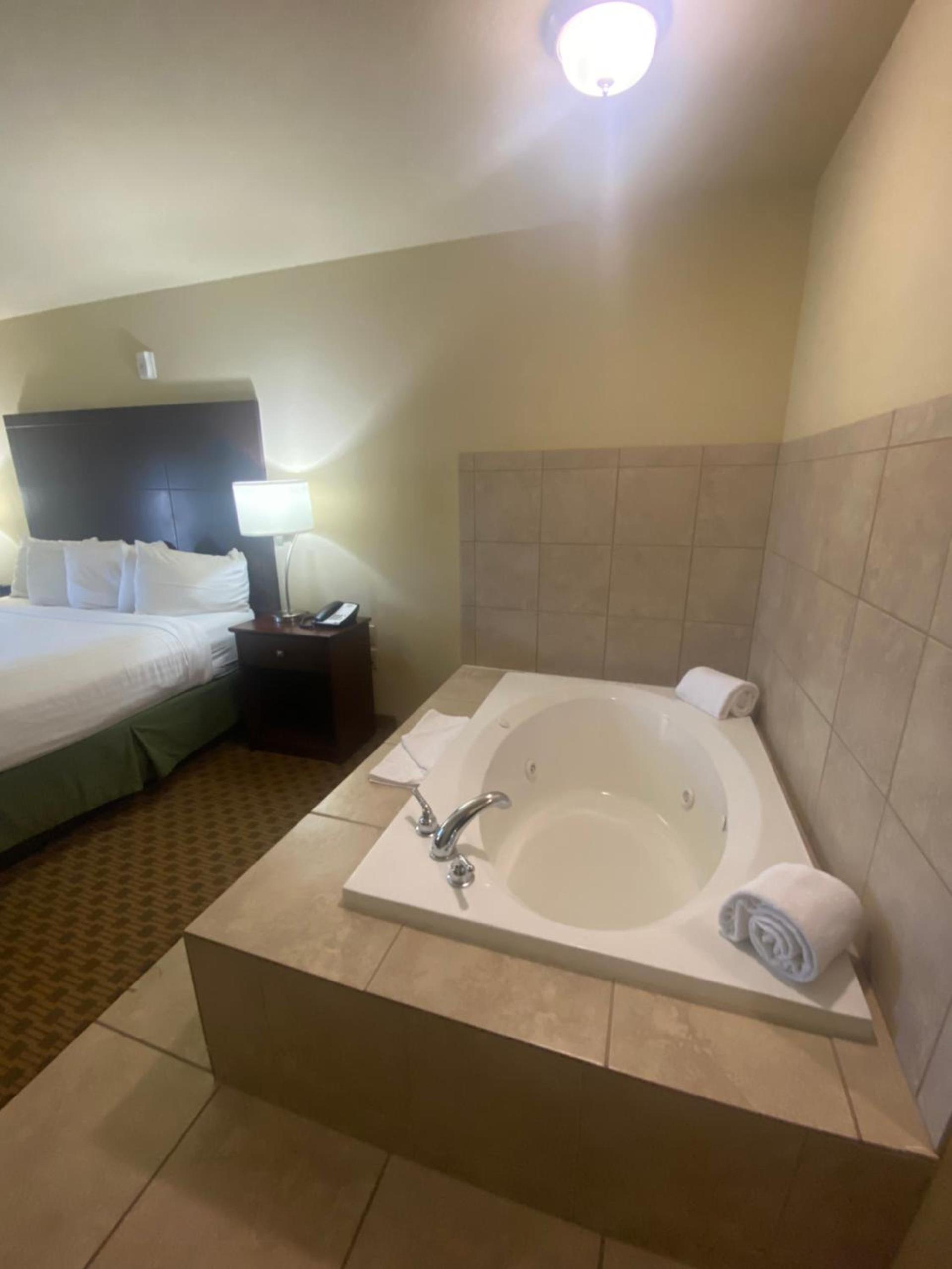 Cobblestone Hotel & Suites - Broken Bow photo 38