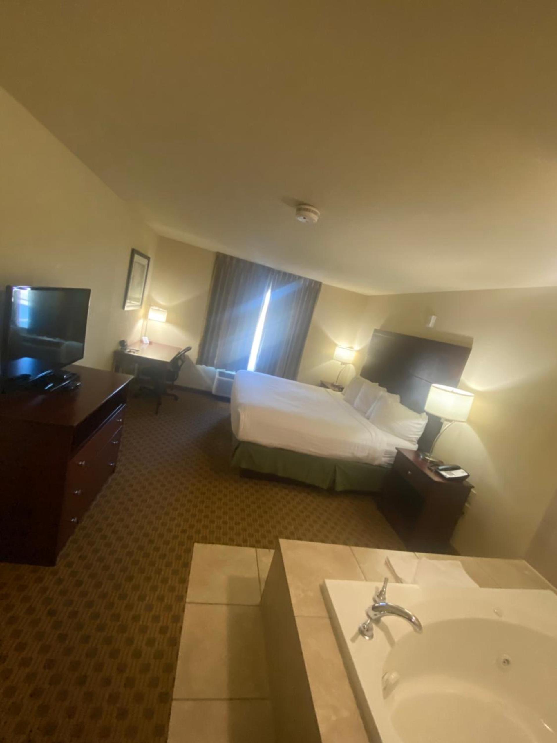 Cobblestone Hotel & Suites - Broken Bow photo 46