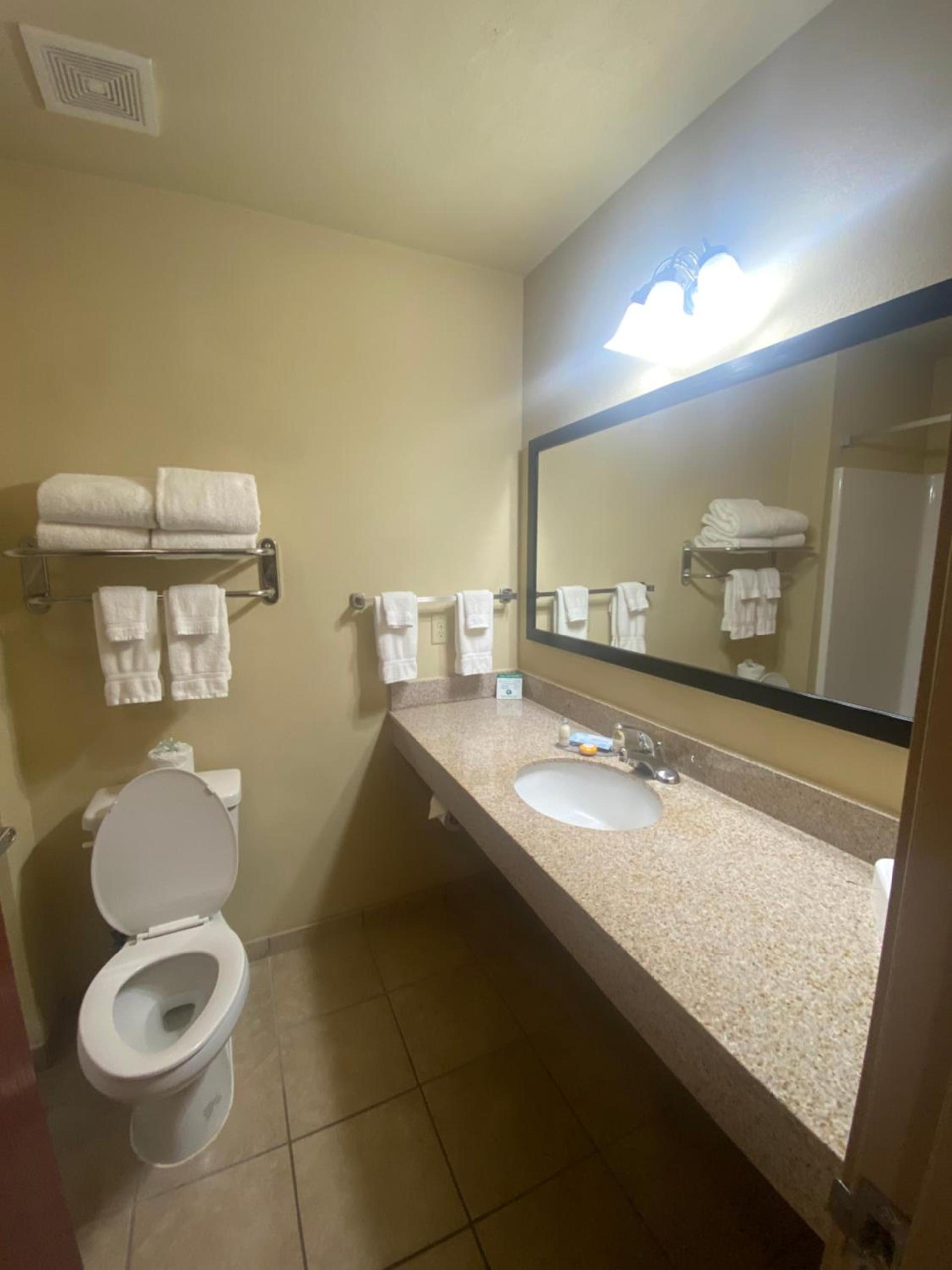 Cobblestone Hotel & Suites - Broken Bow photo 37
