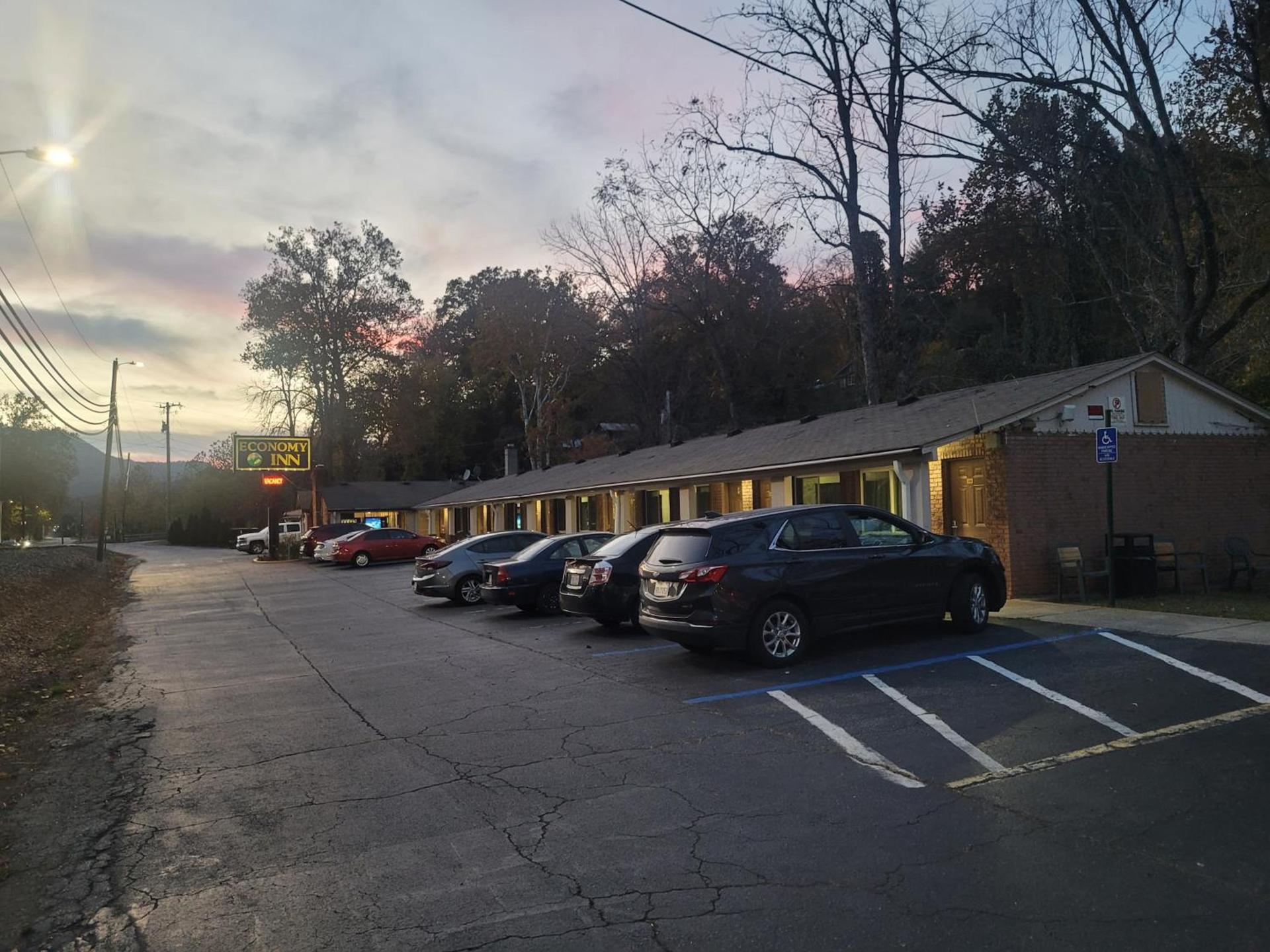 Economy Inn Sylva photo 25