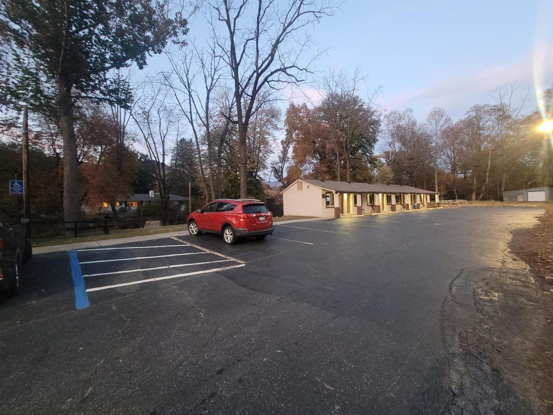 Economy Inn Sylva photo 10
