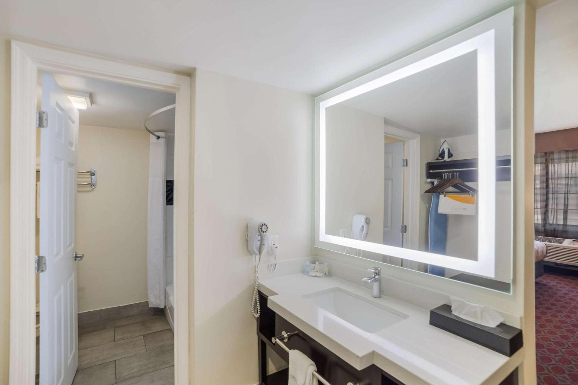 Quality Inn & Suites Goodyear - Phoenix West photo 24