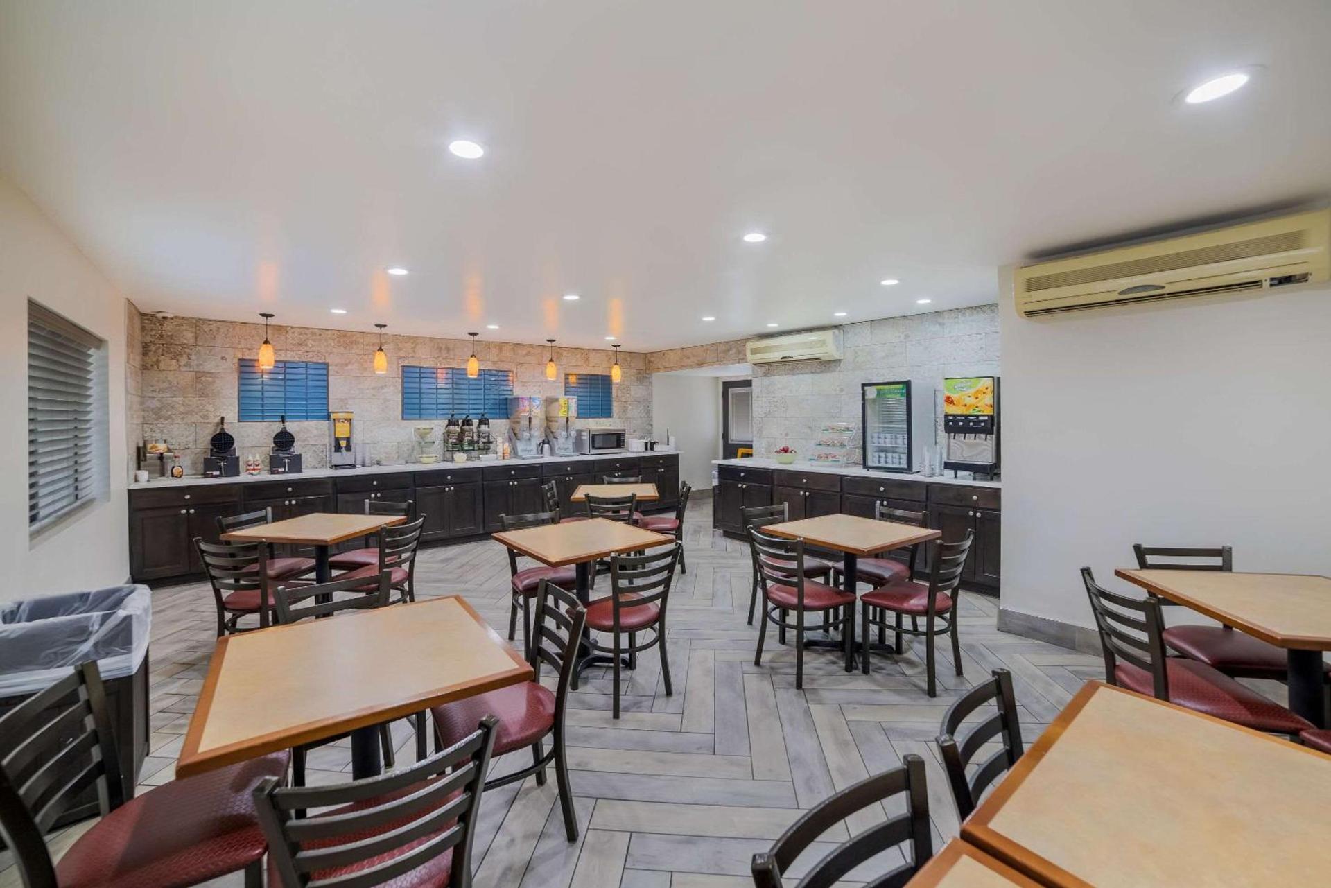 Quality Inn & Suites Goodyear - Phoenix West photo 27