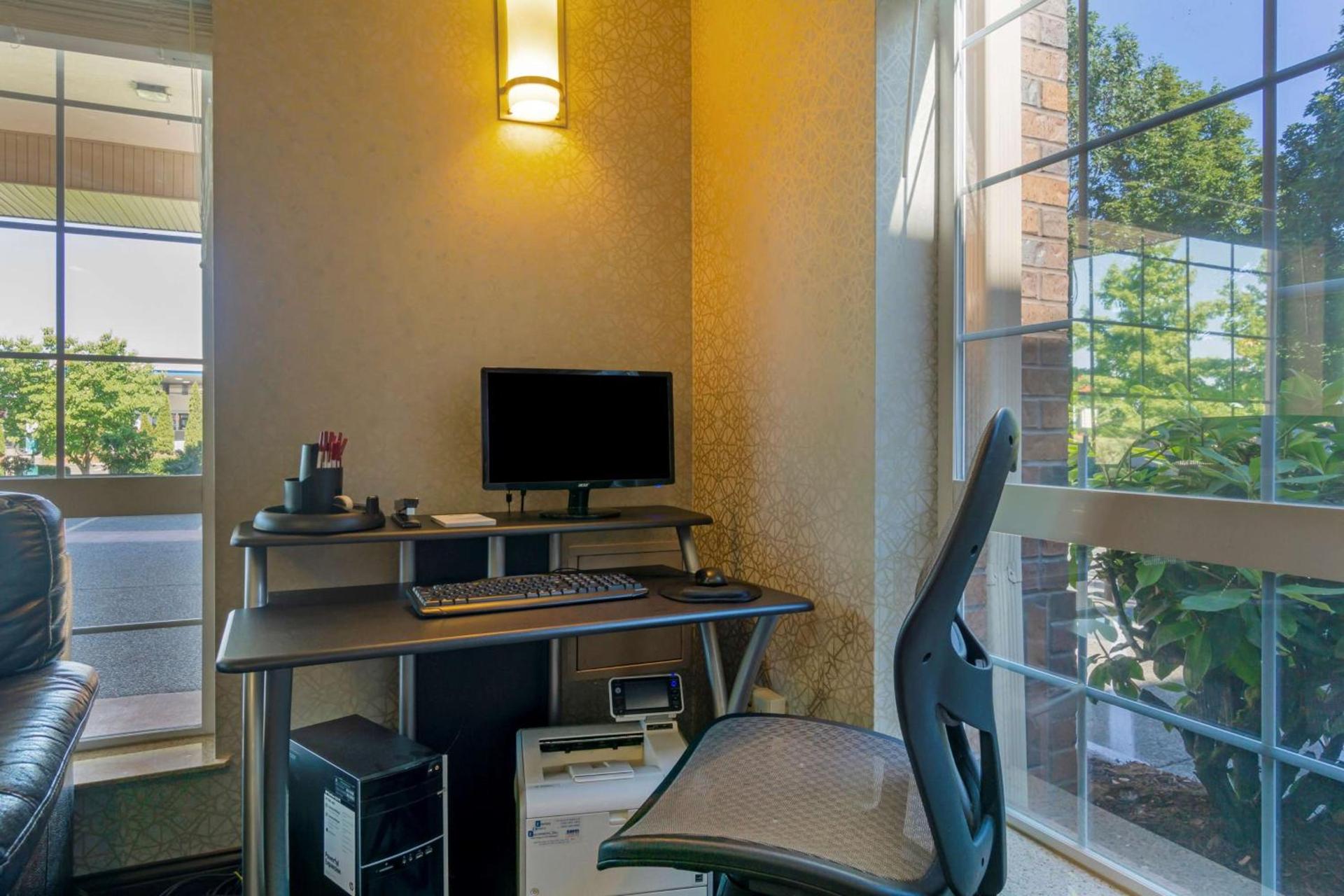 Best Western Plus Park Place Inn & Suites photo 29