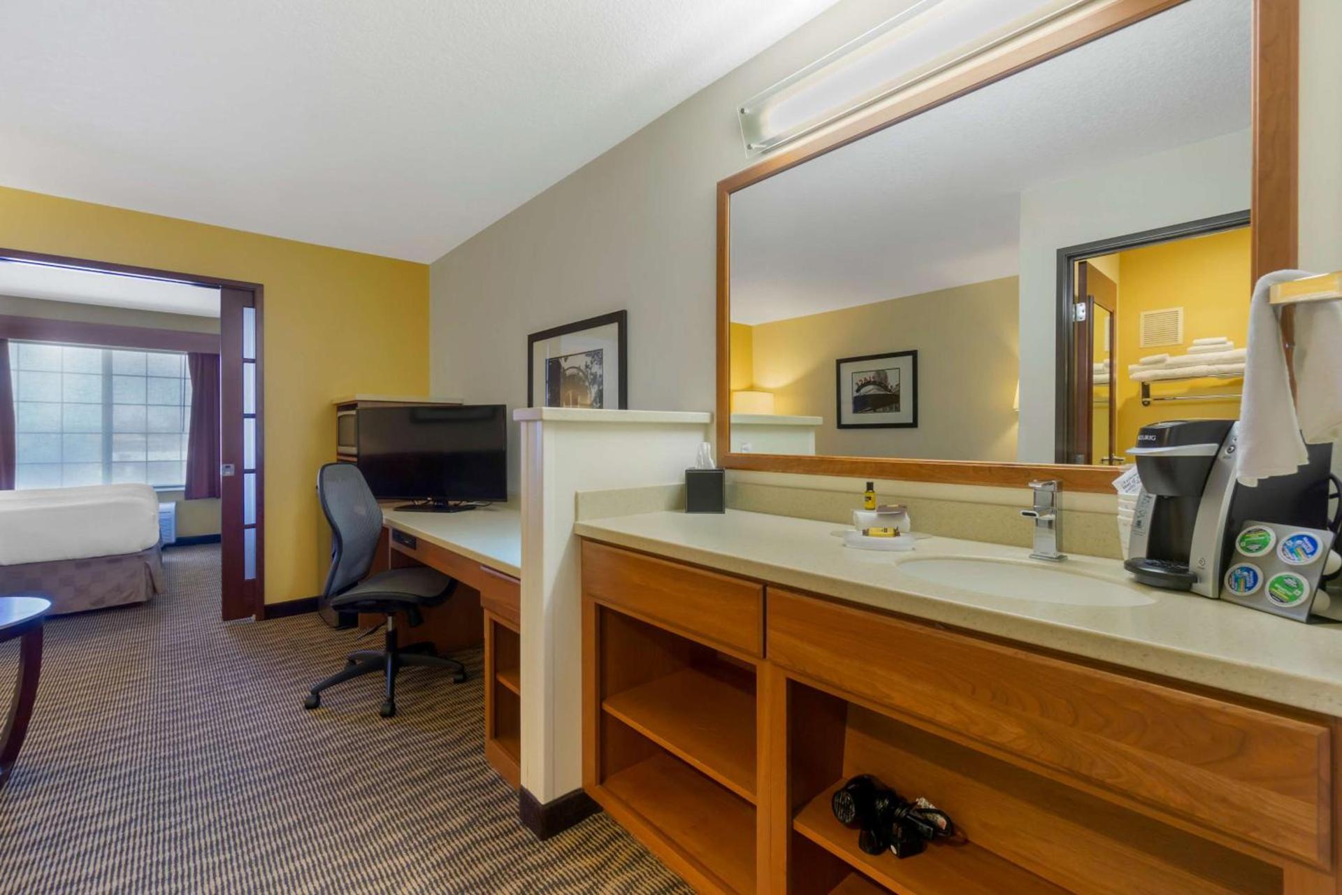 Best Western Plus Park Place Inn & Suites photo 11