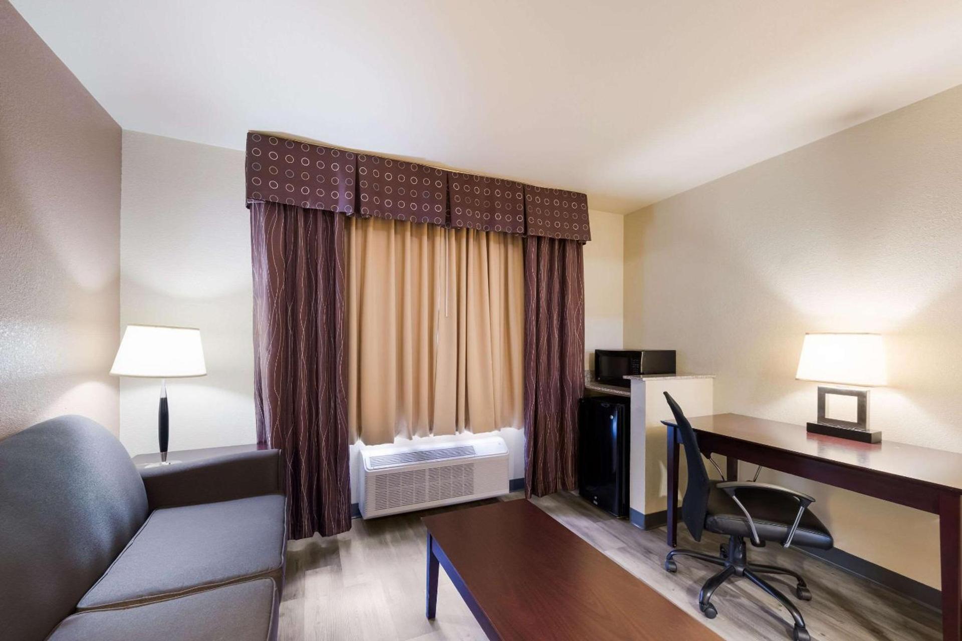 Quality Inn & Suites Terrell photo 12