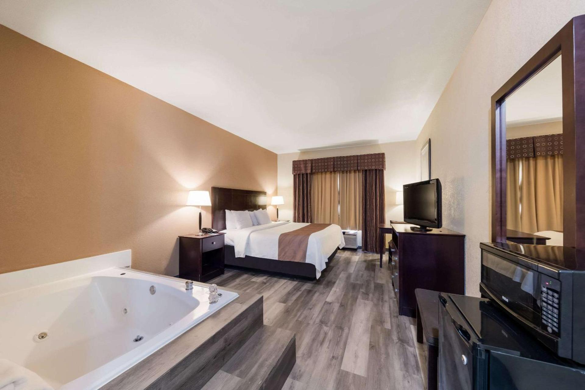 Quality Inn & Suites Terrell photo 13