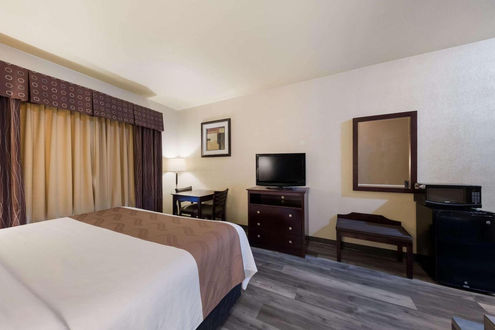 Quality Inn & Suites Terrell photo 14