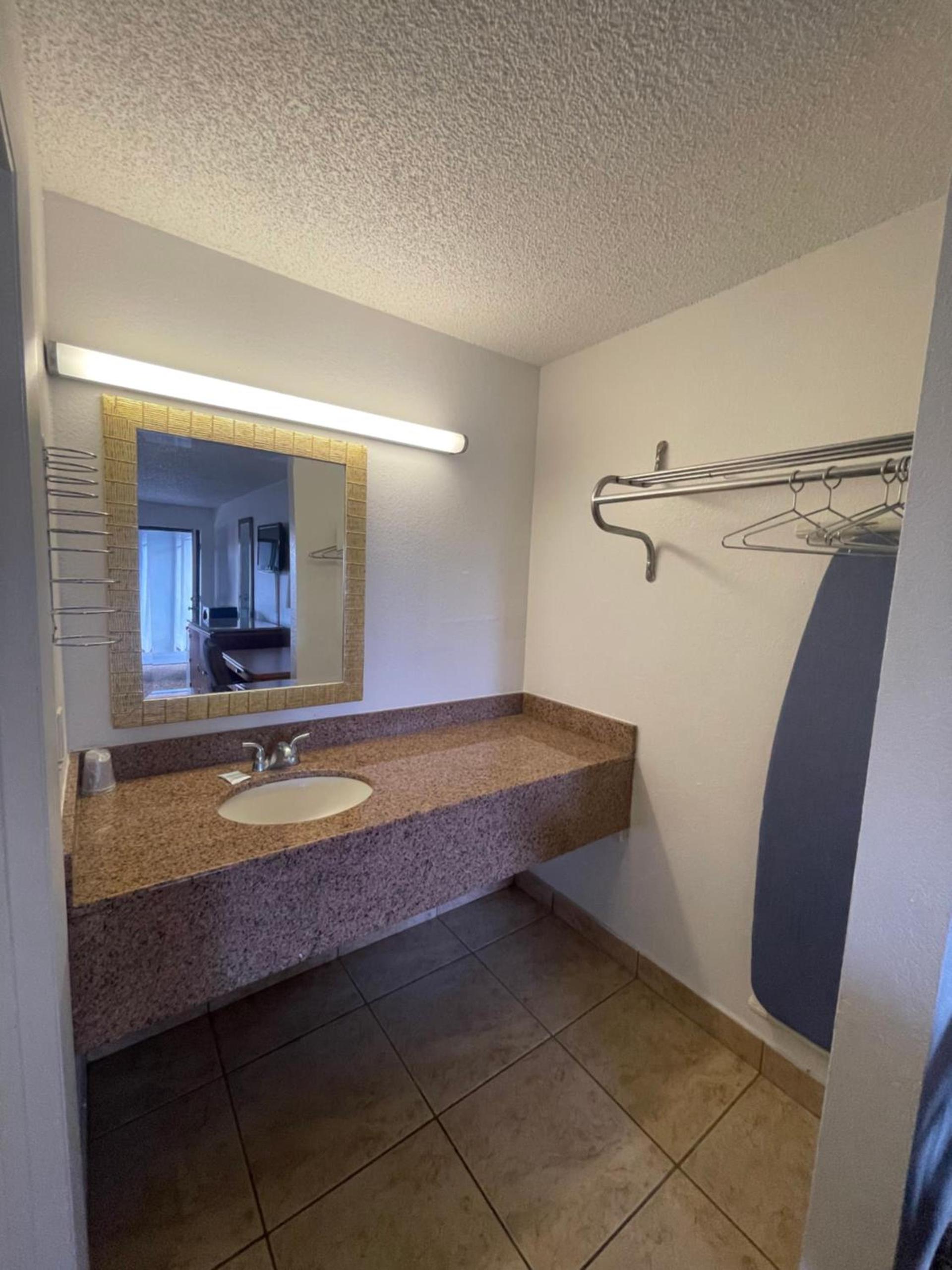 Ambassador Inn photo 5