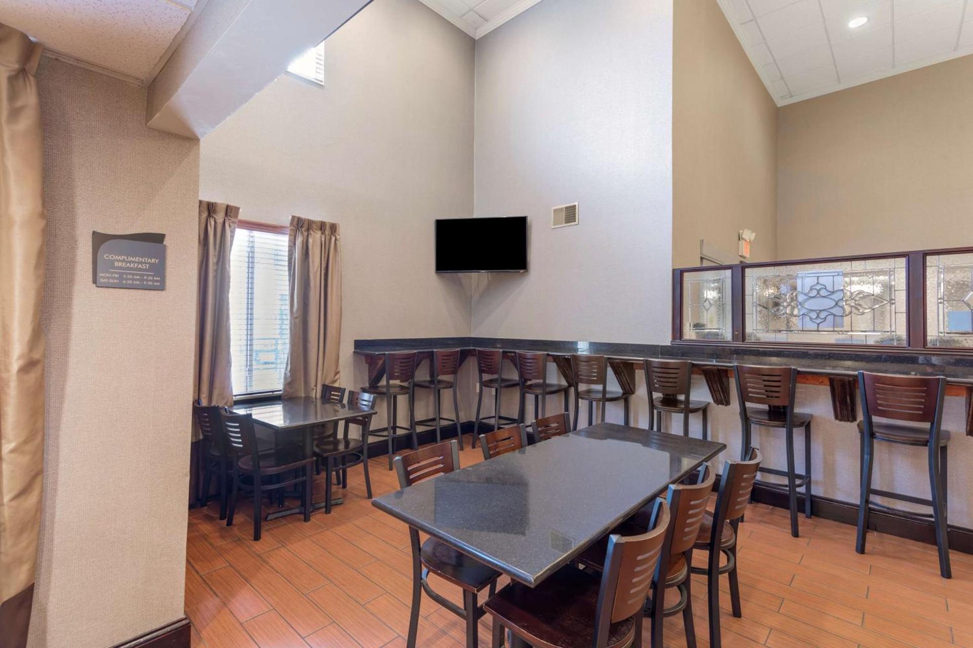 Best Western Plus Russellville Hotel & Suites photo 32