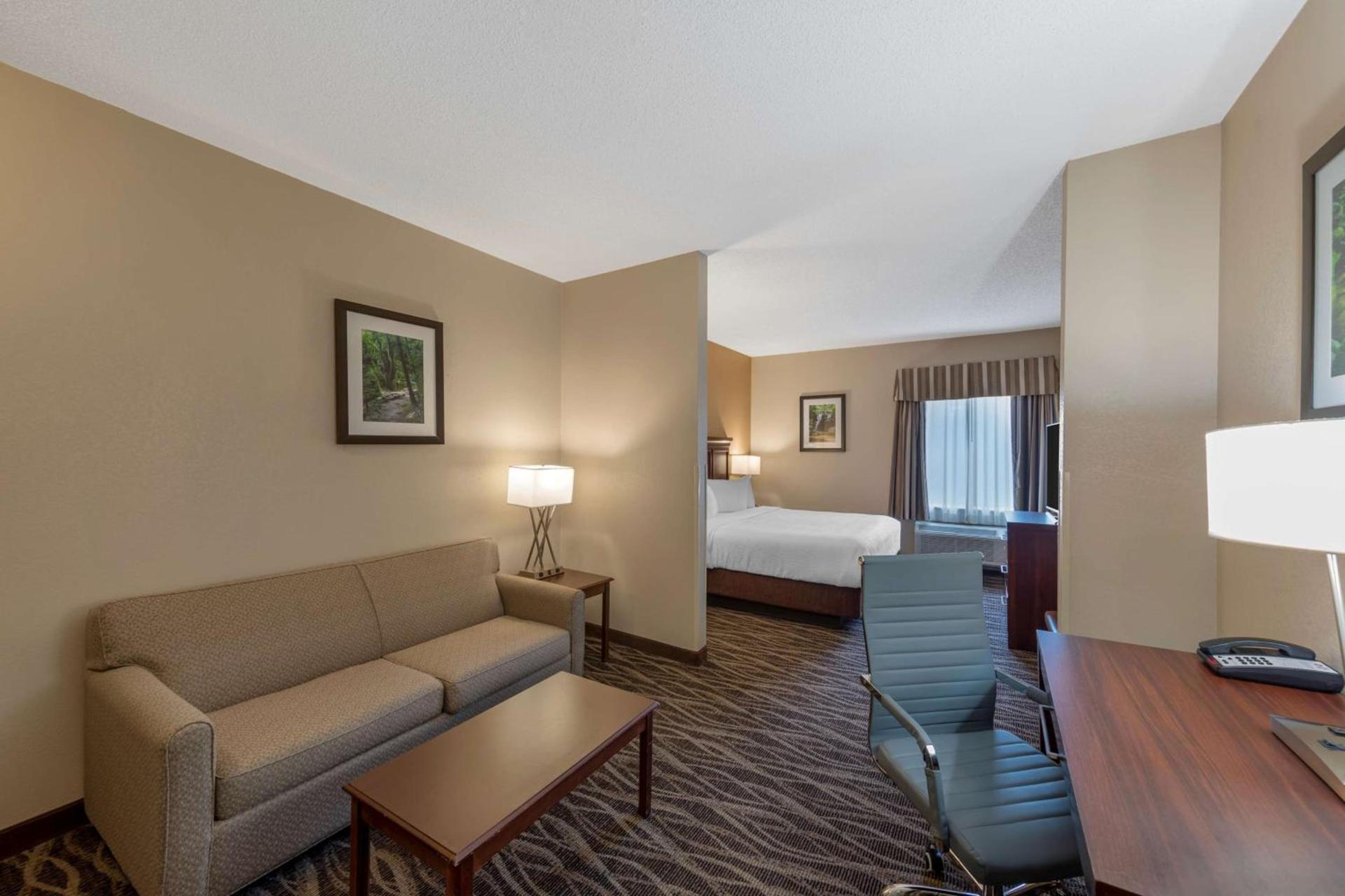 Best Western Plus Russellville Hotel & Suites photo 17