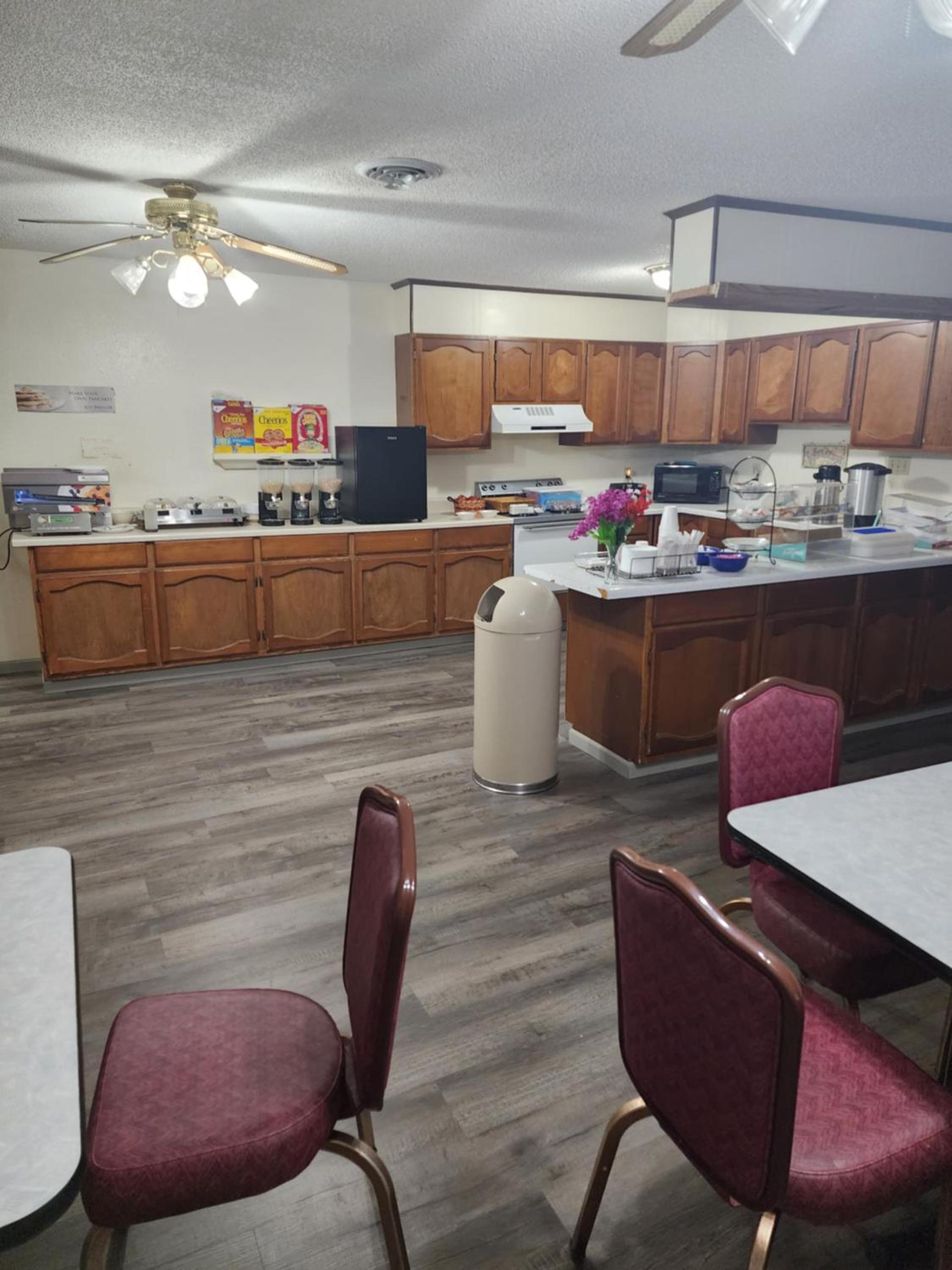 Family Budget Inn photo 30