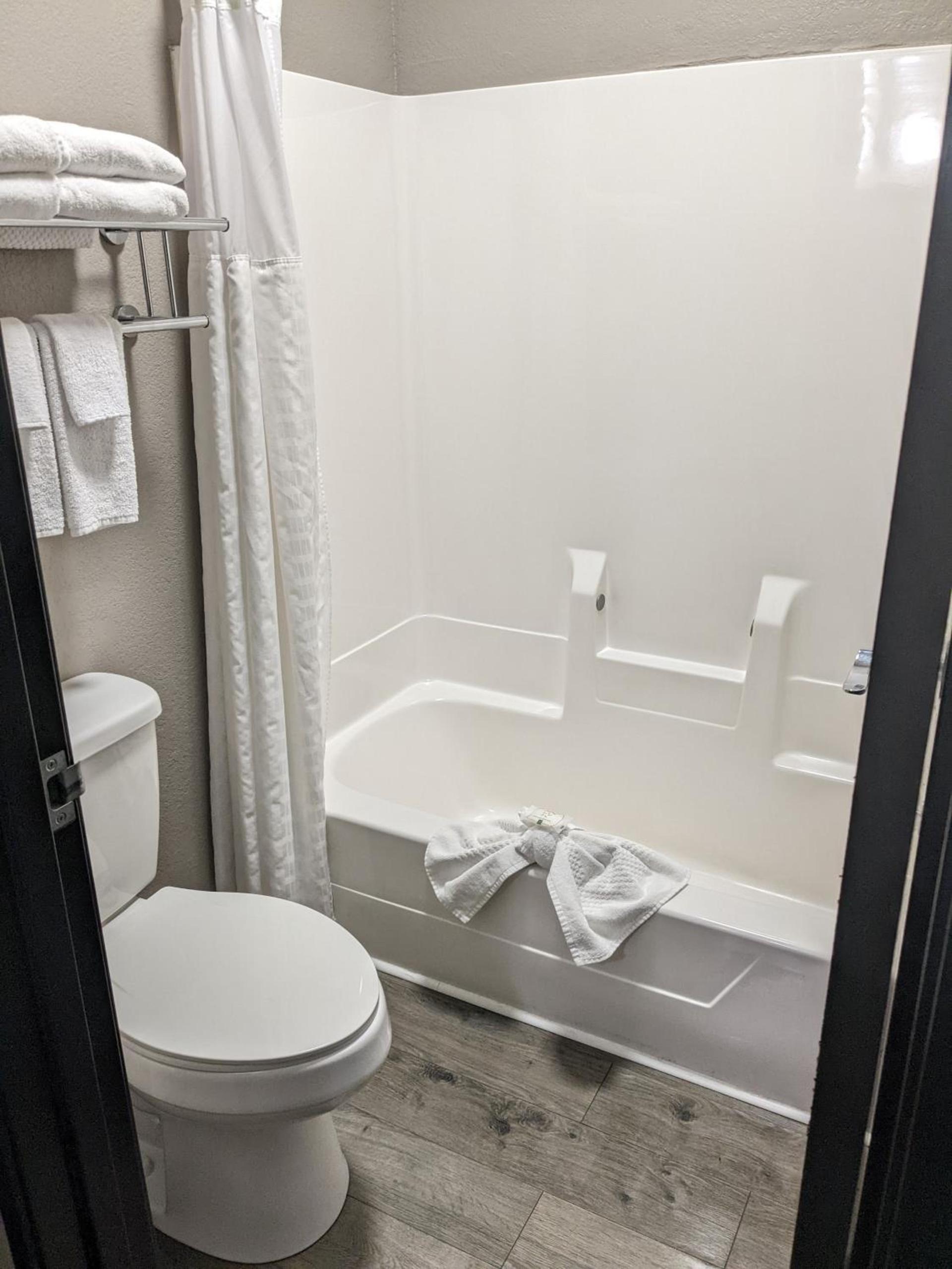 Quality Inn & Suites Delaware South photo 67