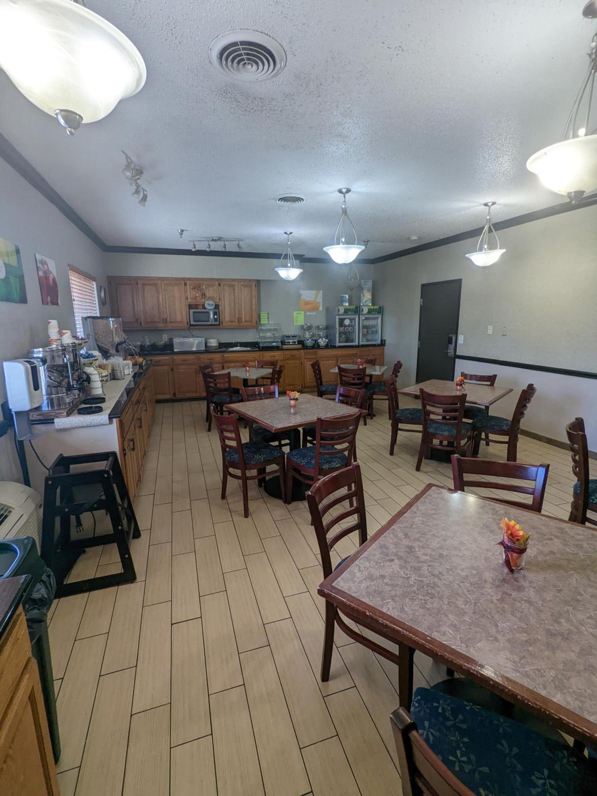 Quality Inn & Suites Delaware South photo 69