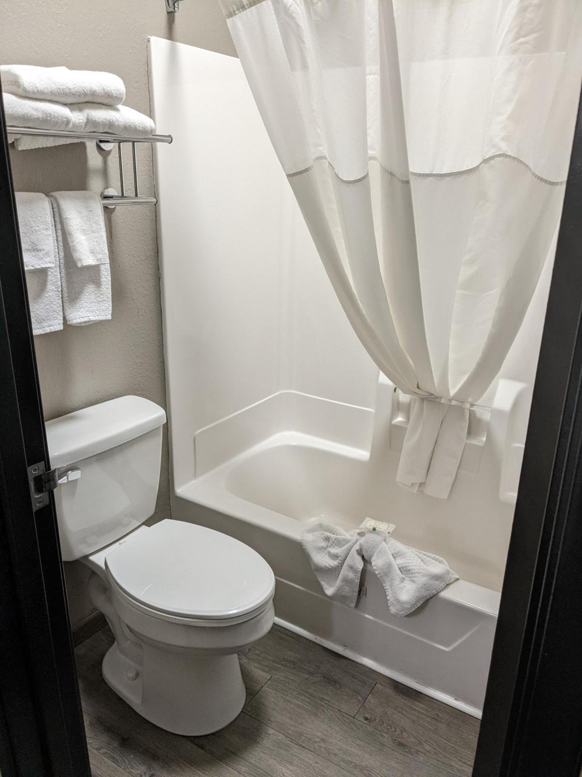 Quality Inn & Suites Delaware South photo 35