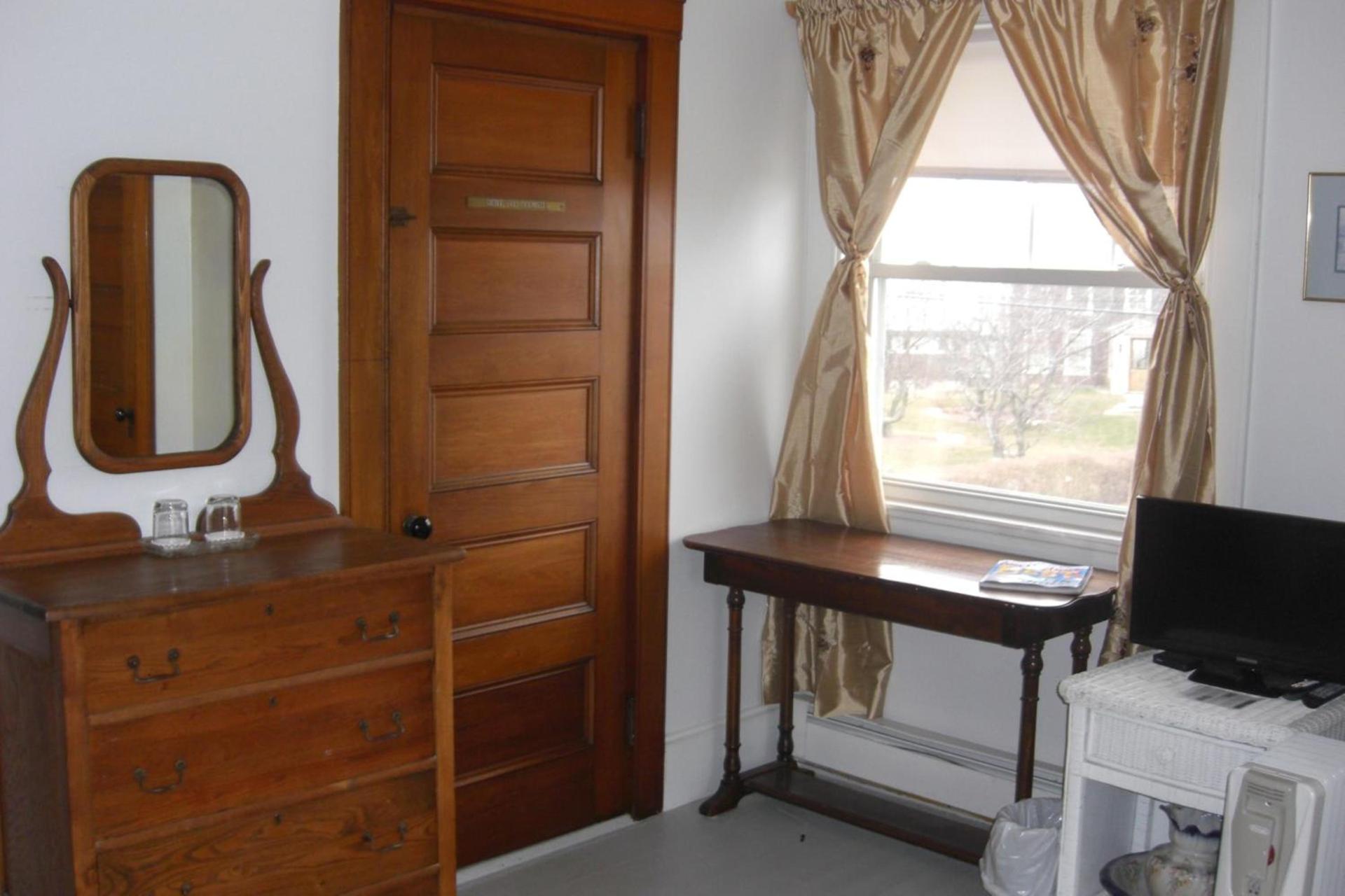 Seafarer Inn photo 35