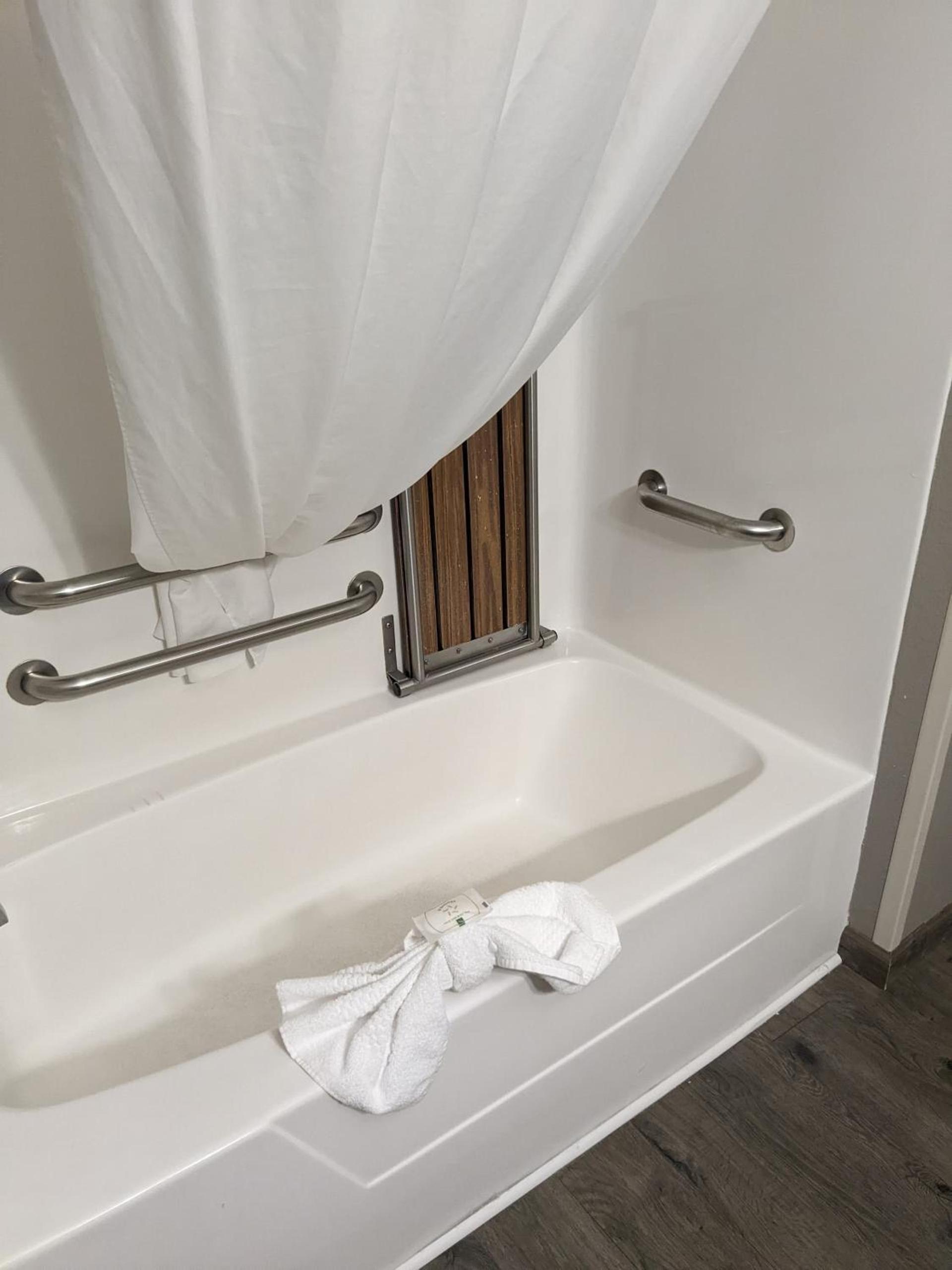 Quality Inn & Suites Delaware South photo 65