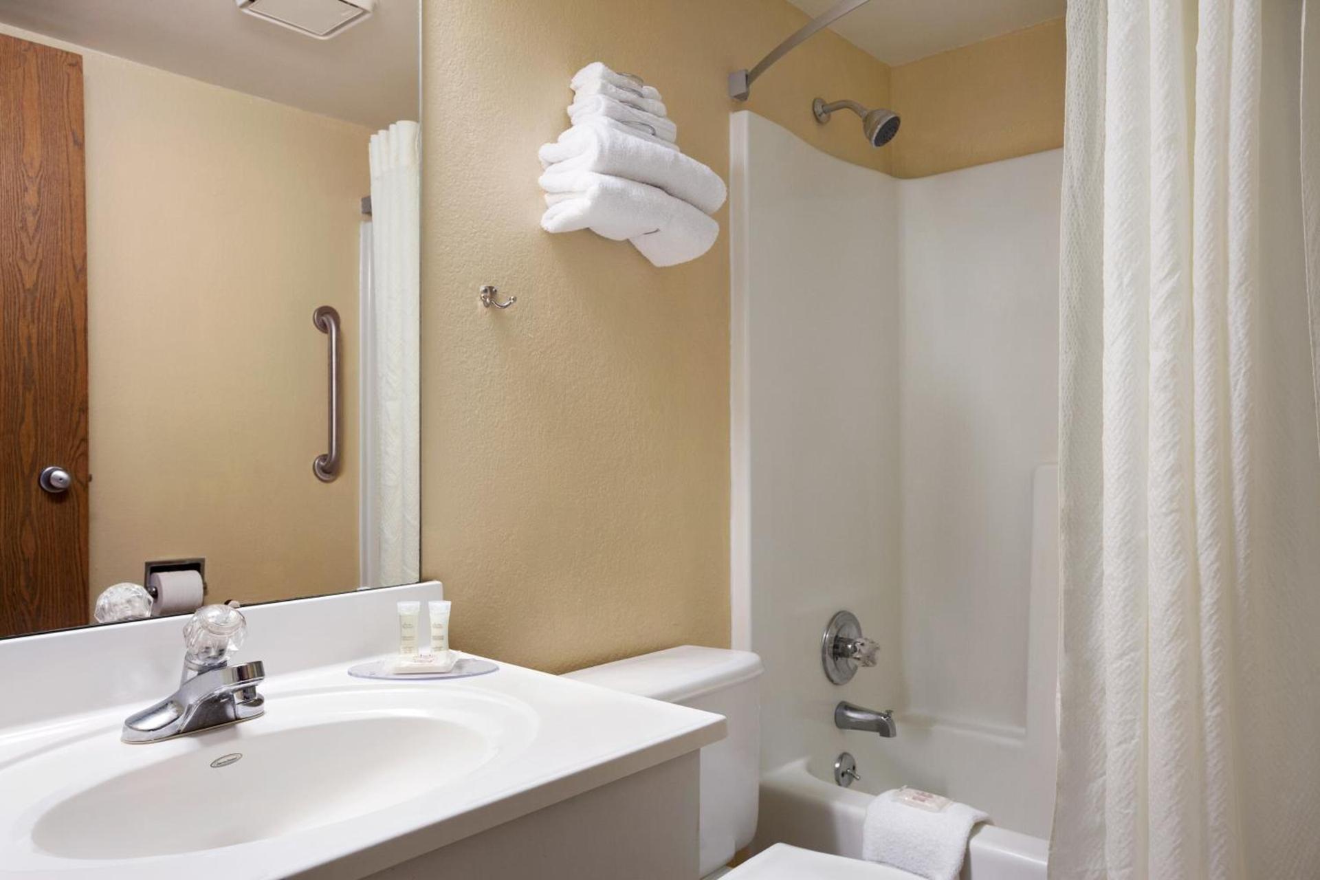 Super 8 by Wyndham Collinsville St. Louis photo 21